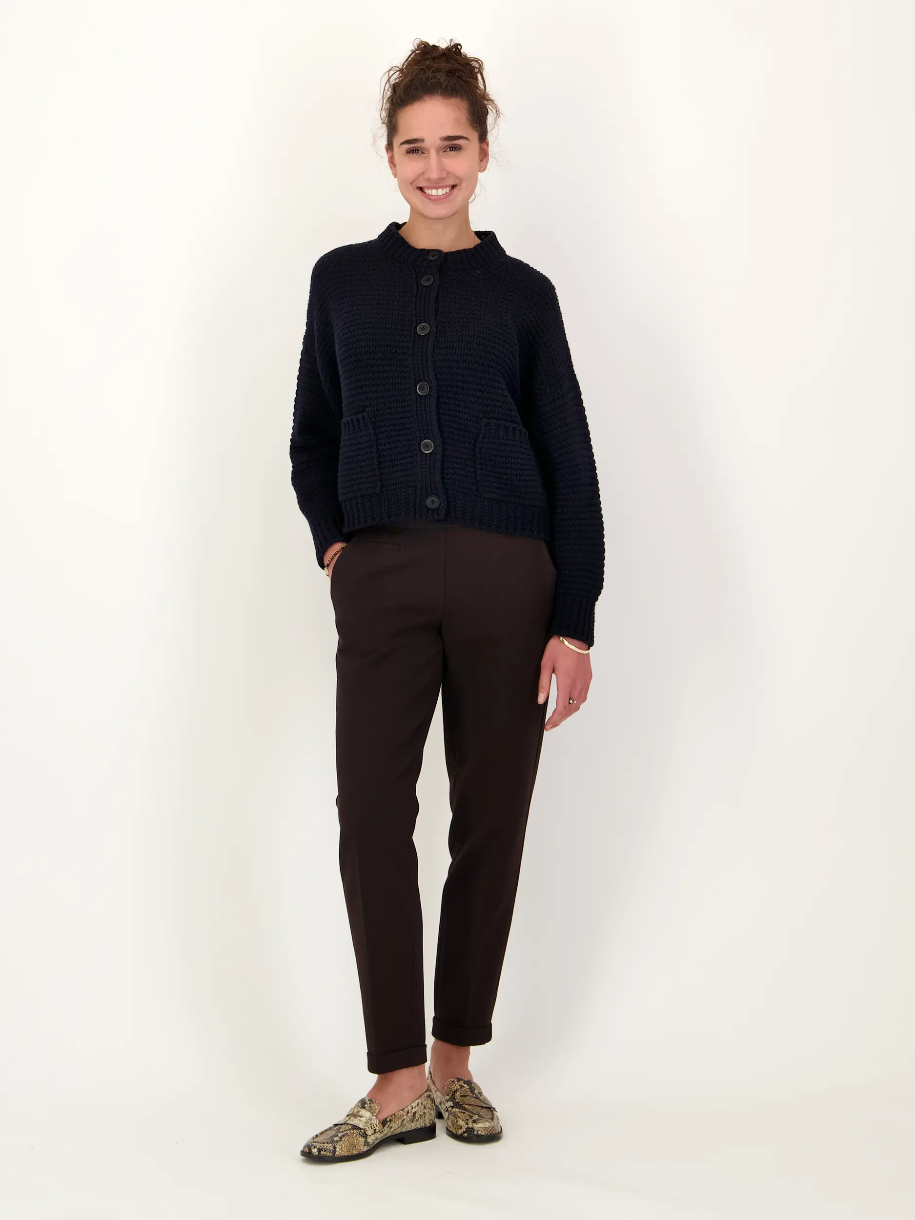 Strickjacke 'Marjorie' aus Kaschmir - Artikel Teil eines Outfits getragen von einem Modell - Farbe: Blau