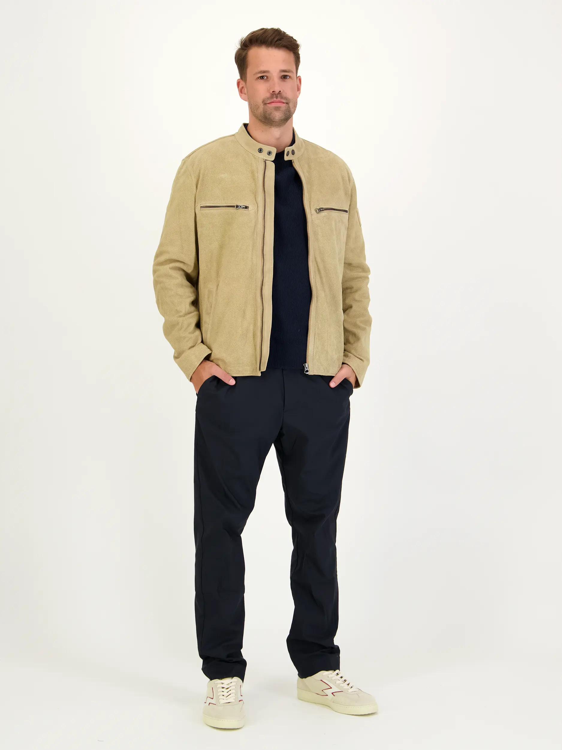 Pullover 'Kevin' - Artikel Teil eines Outfits getragen von einem Modell - Farbe: Blau