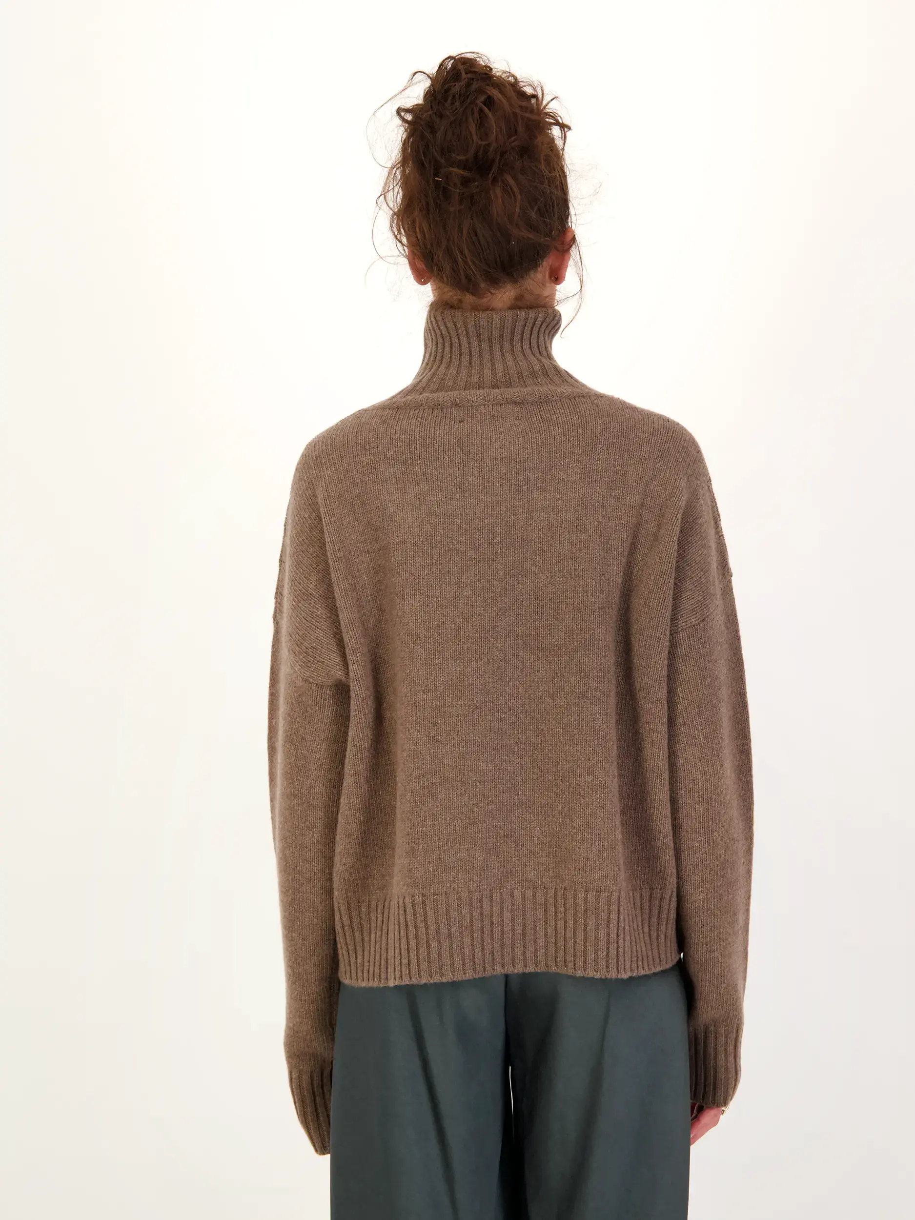 Pullover 'Emma' aus Woll-Kaschmir-Mix langarm - Artikel Rückseite getragen von einem Modell - Farbe: Braun