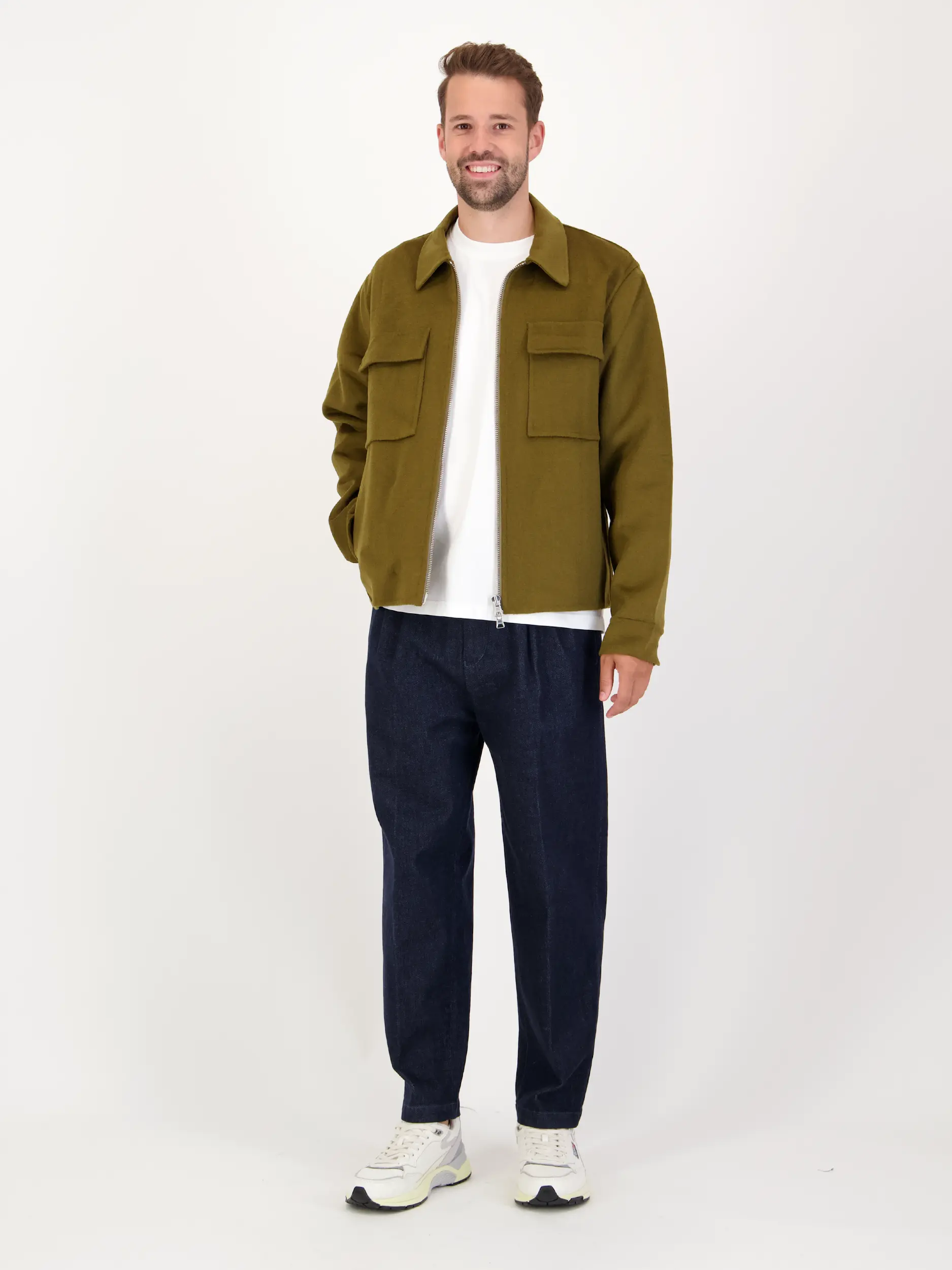 Overshirt 'Alban' aus Wolle - Artikel Teil eines Outfits getragen von einem Modell - Farbe: Grün