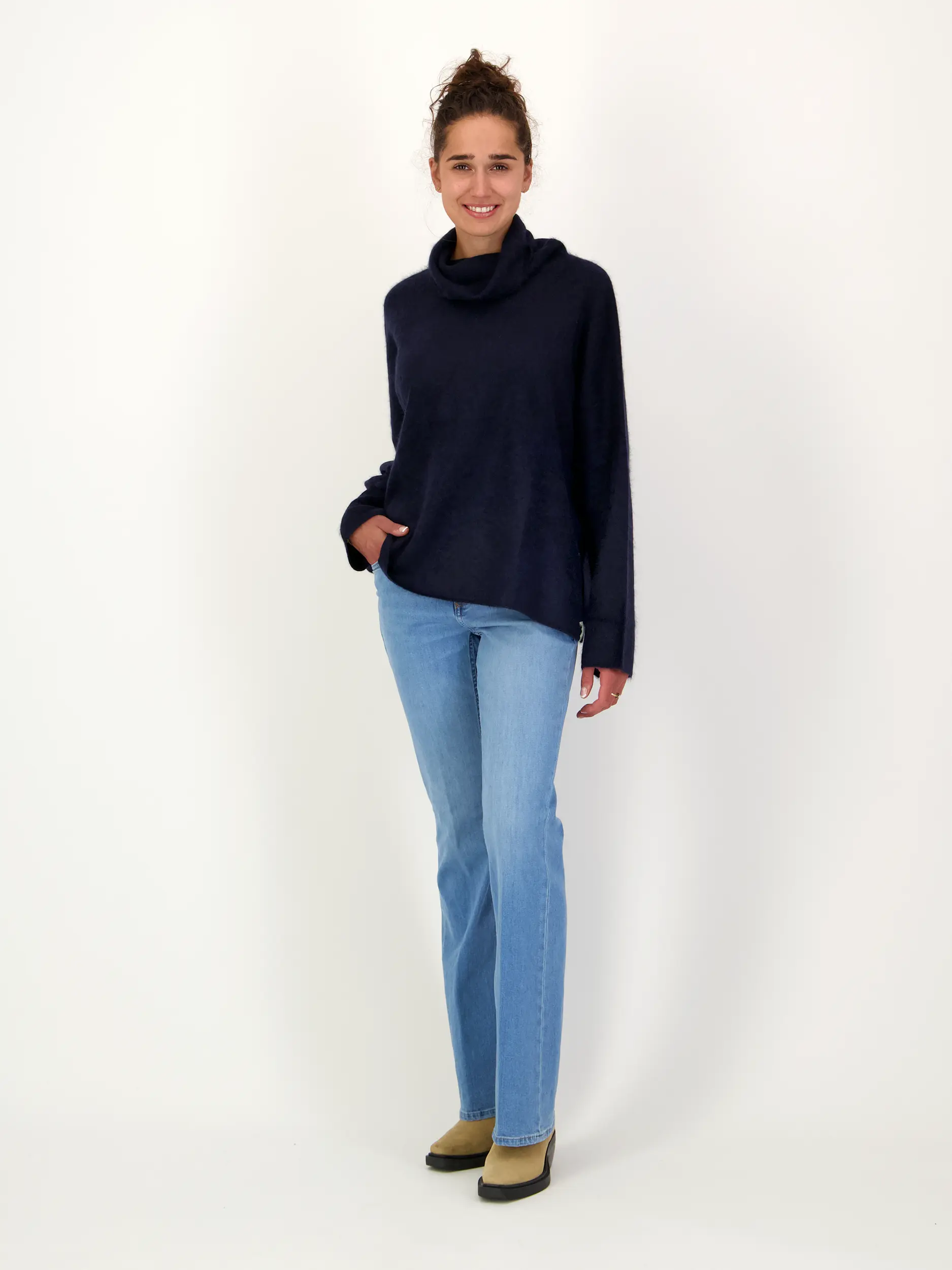 Rollkragenpullover aus Kaschmir langarm - Artikel Teil eines Outfits getragen von einem Modell - Farbe: Blau
