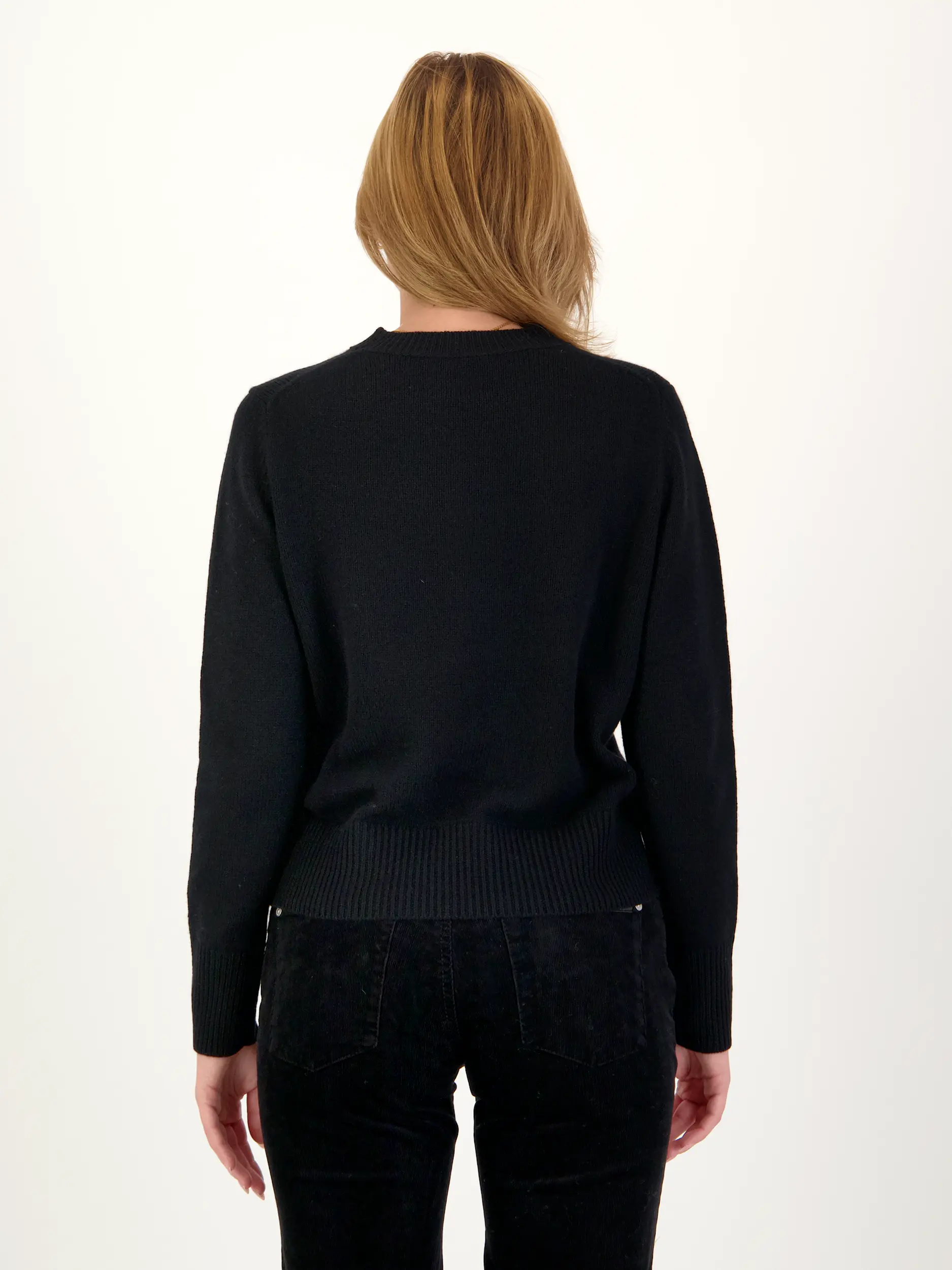 Pullover aus Kaschmir langarm - Artikel Rückseite getragen von einem Modell - Farbe: Schwarz