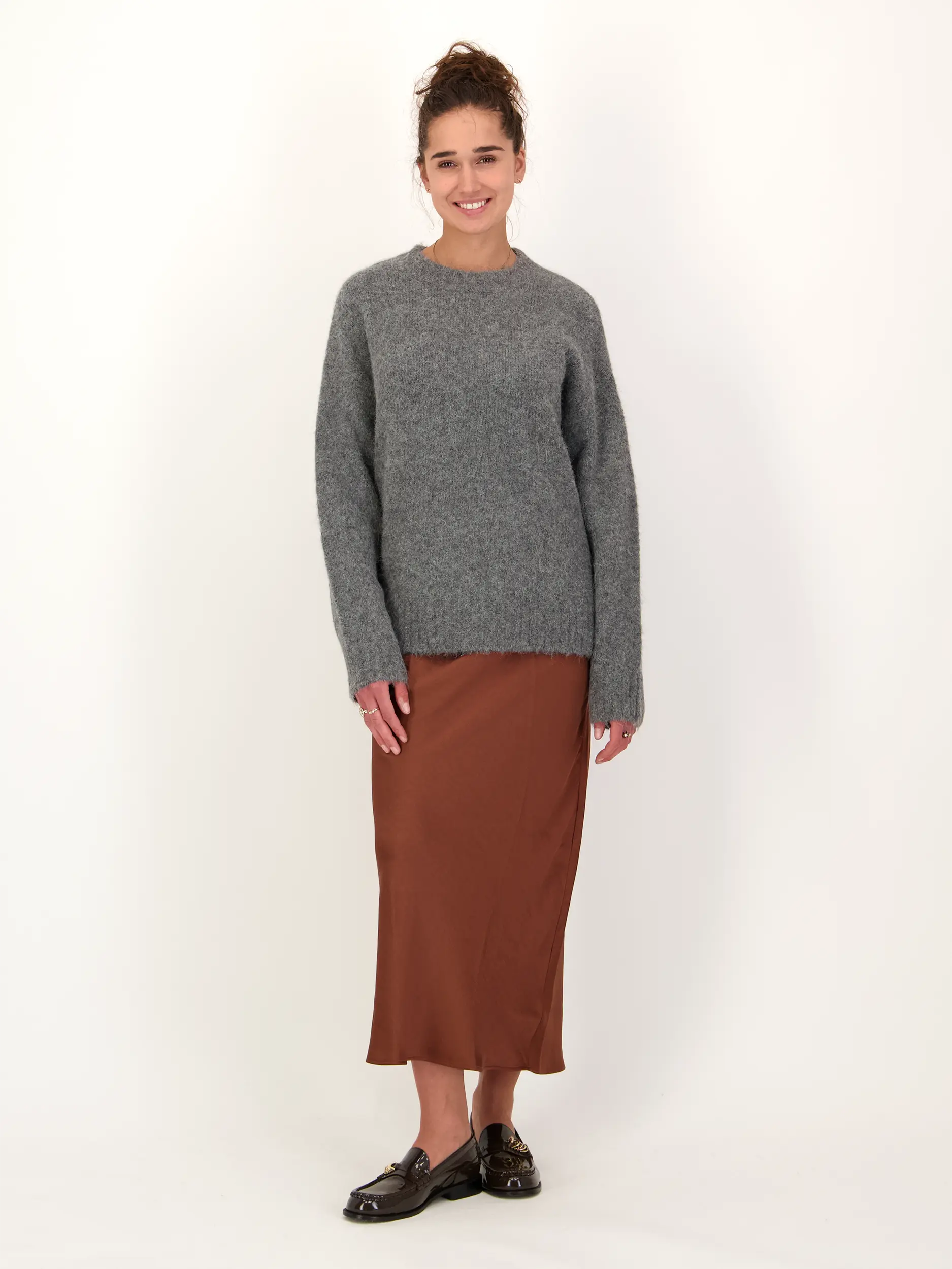 Pullover 'Sajeanne' aus Alpaka langarm - Artikel Teil eines Outfits getragen von einem Modell - Farbe: Grau