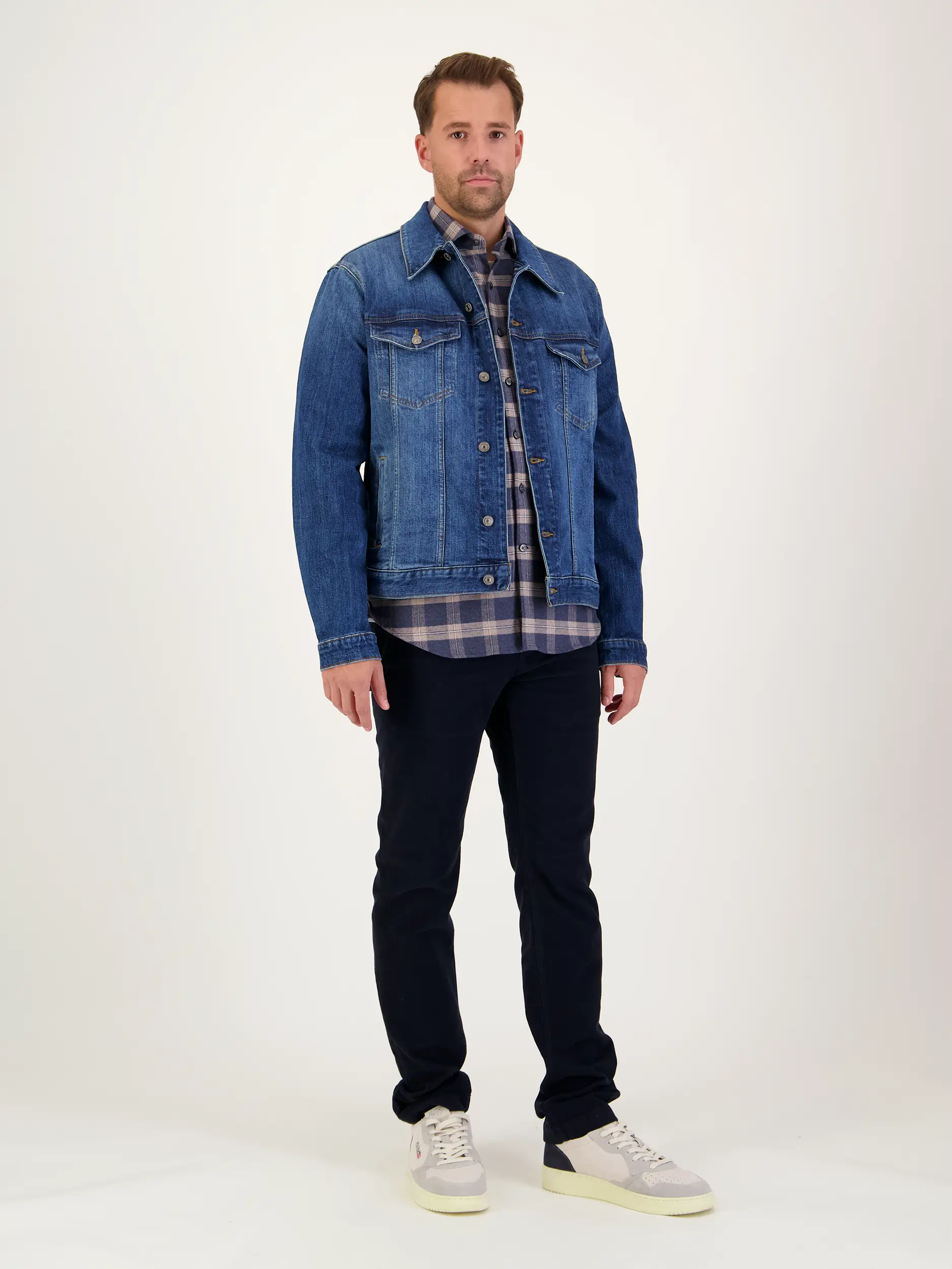 Chino 'Bobby' - Artikel Teil eines Outfits getragen von einem Modell - Farbe: Blau