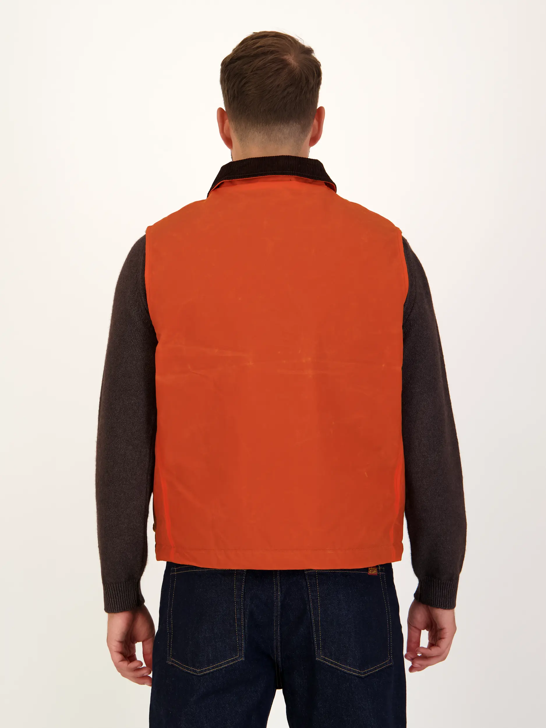 Outdoorweste - Artikel Rückseite getragen von einem Modell - Farbe: Orange