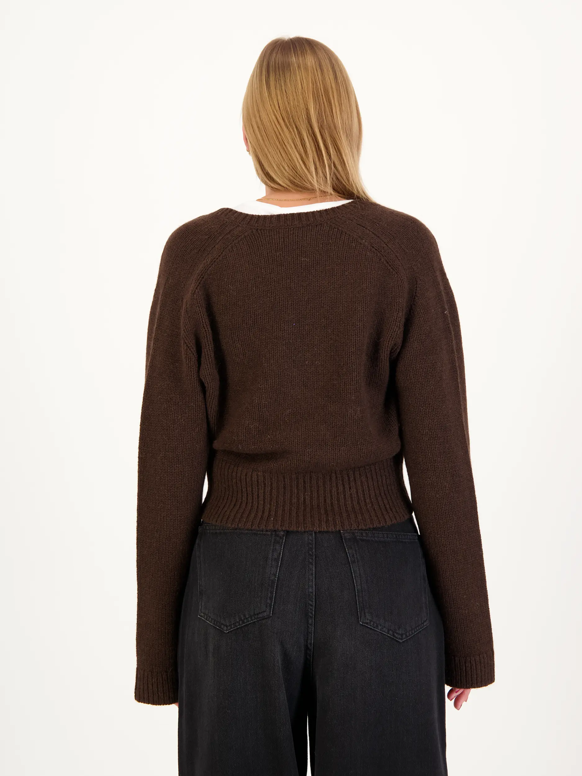 Pullover aus Wolle langarm - Artikel Rückseite getragen von einem Modell - Farbe: Braun