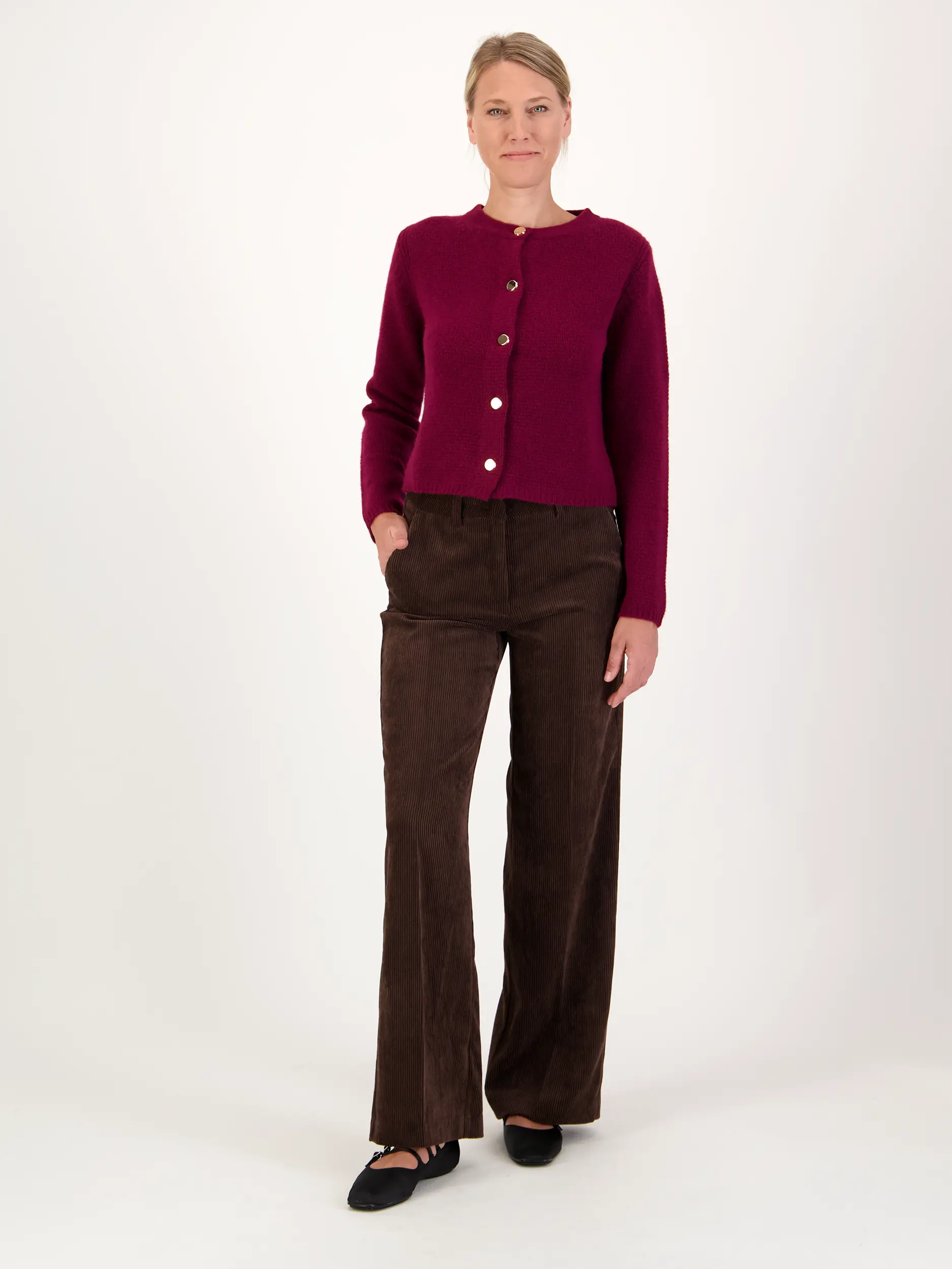 Cordhose 'Amelie' - Artikel Teil eines Outfits getragen von einem Modell - Farbe: Braun