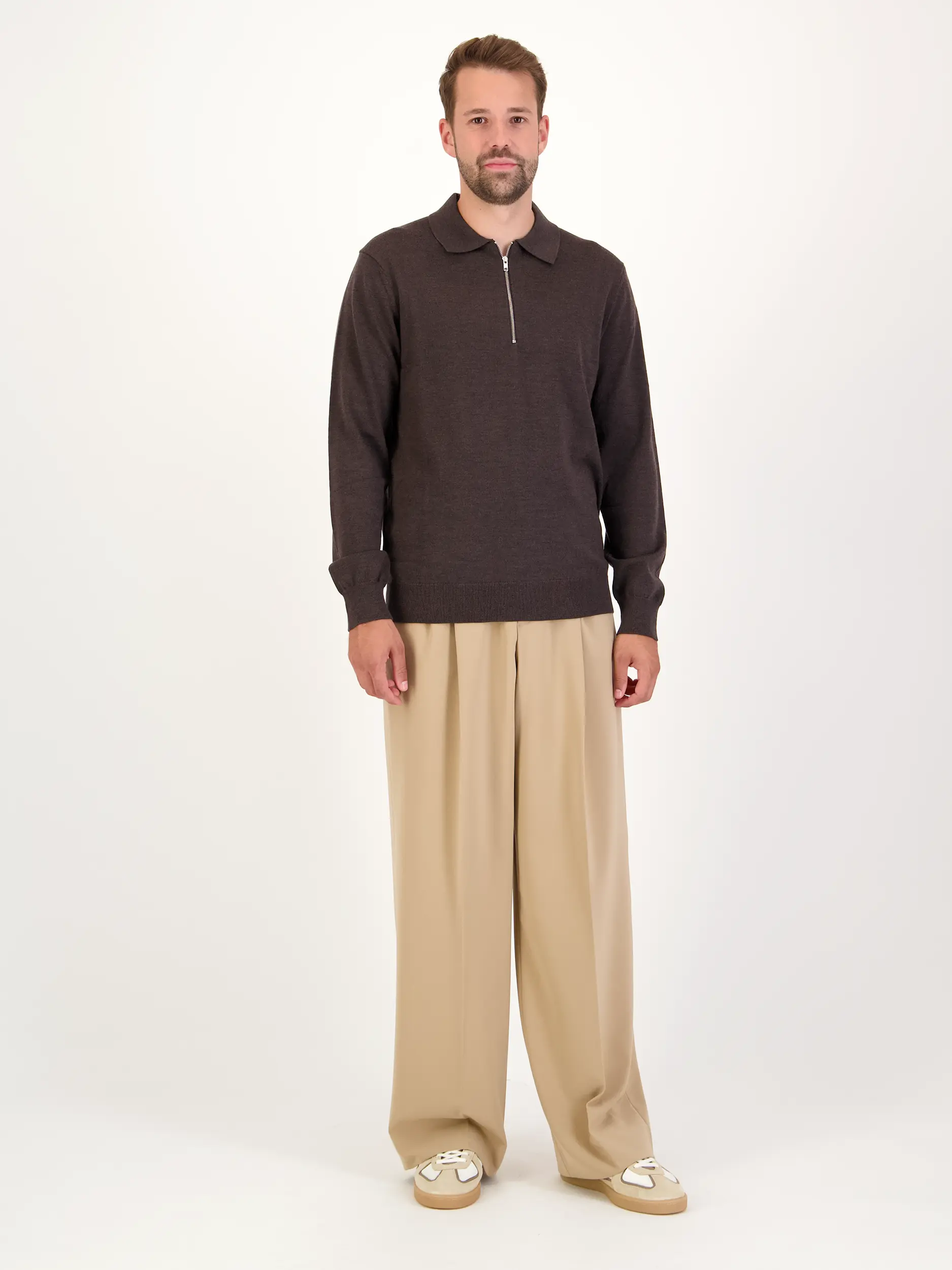 Pullover 'Sergio' aus Wolle langarm - Artikel Teil eines Outfits getragen von einem Modell - Farbe: Braun