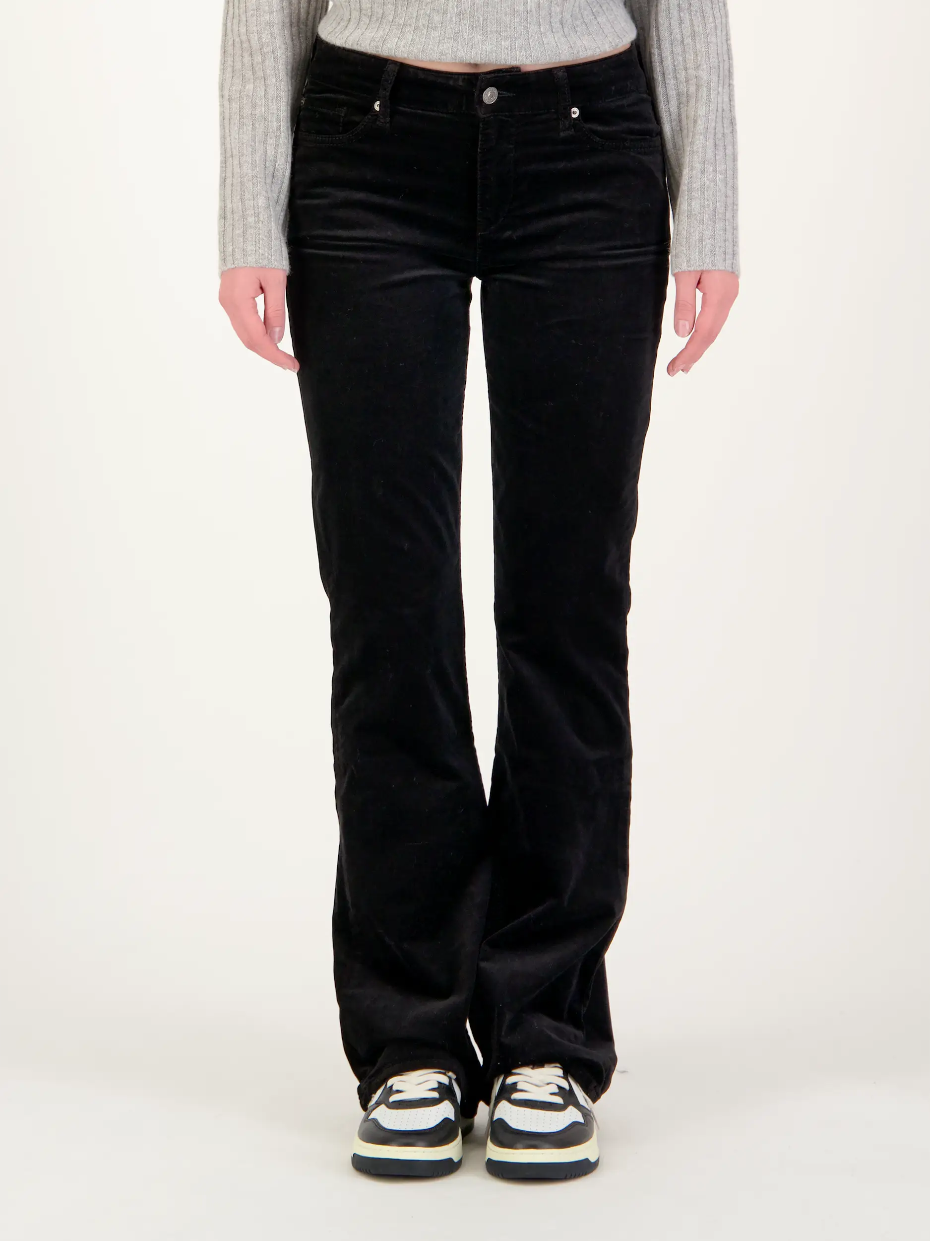 Samthose 'Leggy Bootcut' - Artikel Vorderseite getragen von einem Modell - Farbe: Schwarz