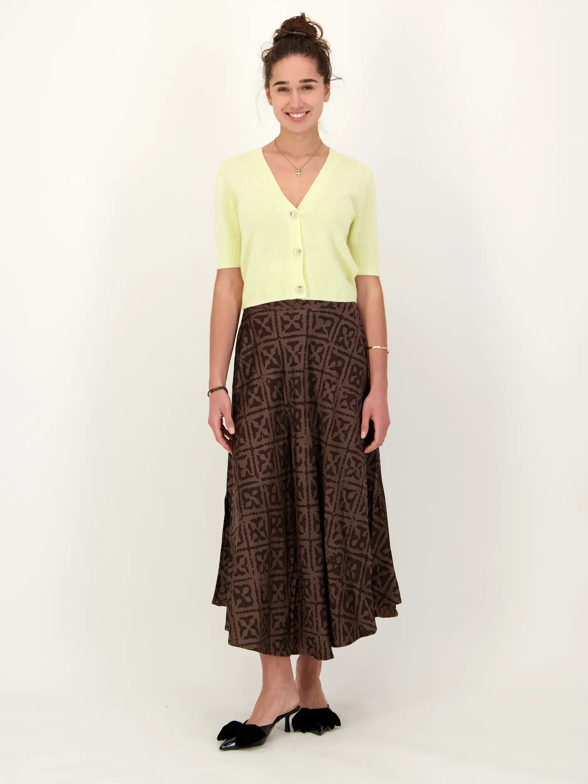 Strickjacke aus Kaschmir kurzarm - Artikel Teil eines Outfits getragen von einem Modell - Farbe: Gelb