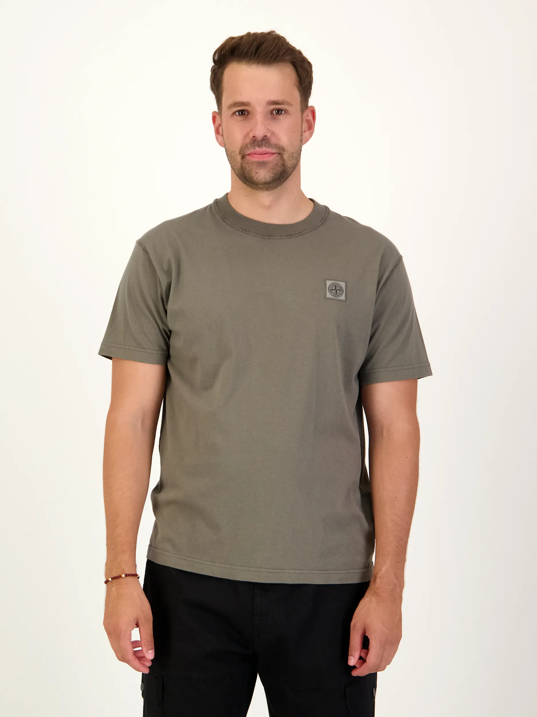 T-Shirt - Artikel Vorderseite getragen von einem Modell