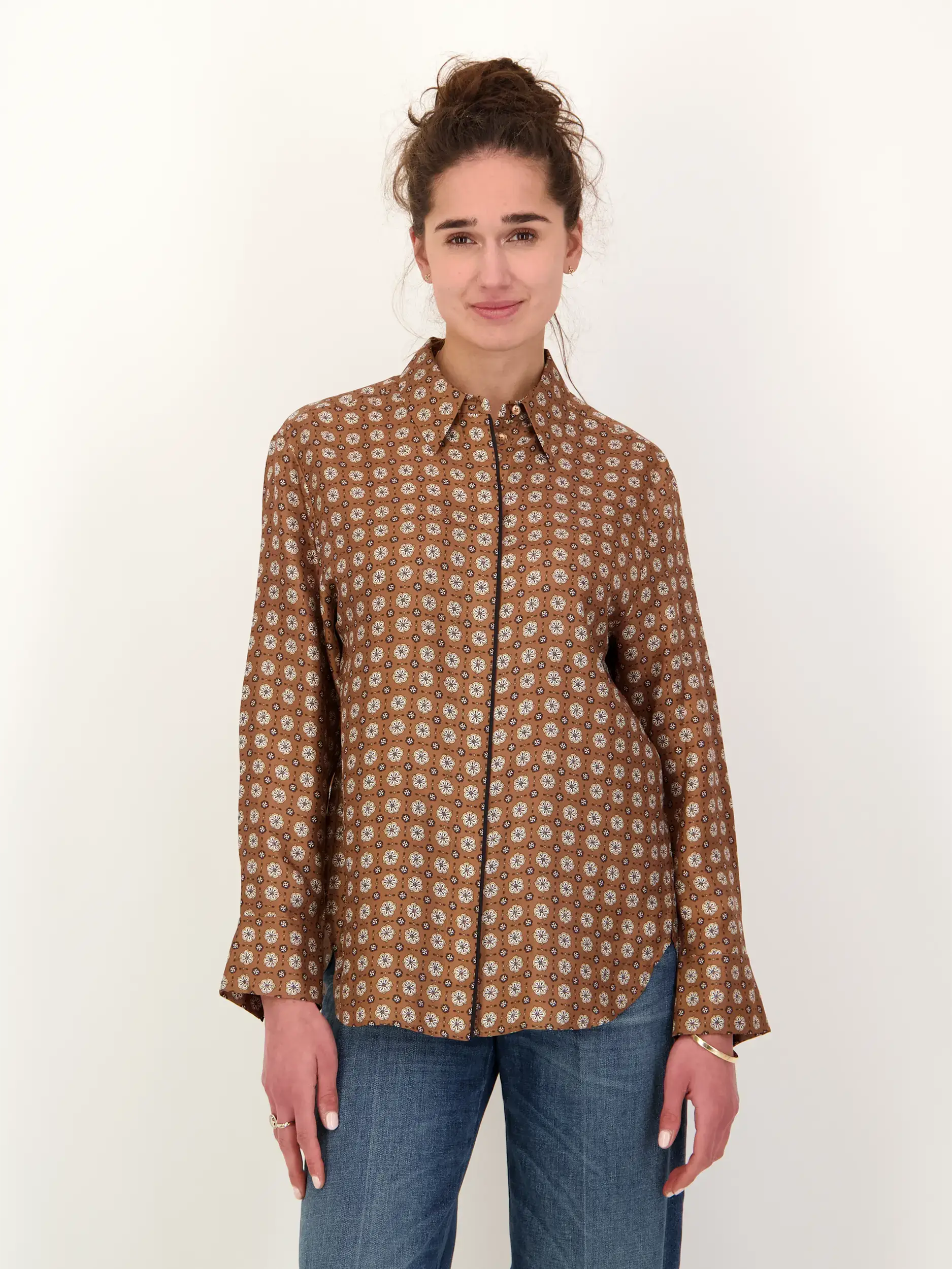 Seidenbluse mit Muster - Artikel Vorderseite getragen von einem Modell - Farbe: Braun