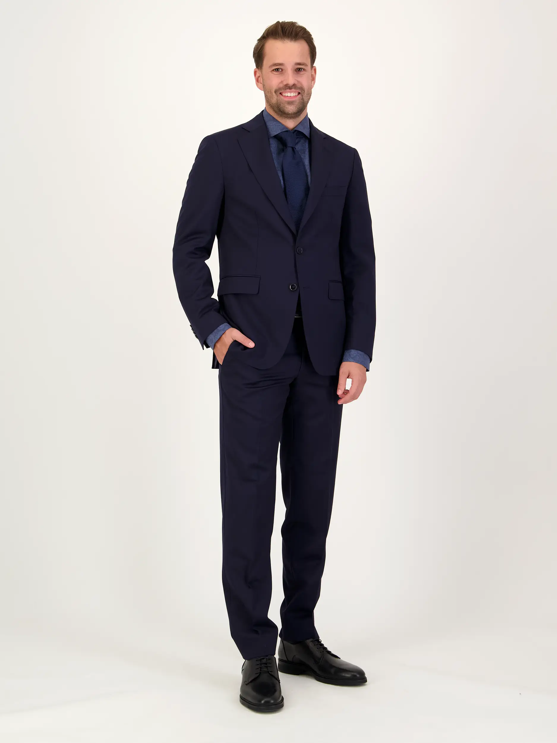 Anzug 'Soho' aus Wolle - Artikel Teil eines Outfits getragen von einem Modell - Farbe: Blau