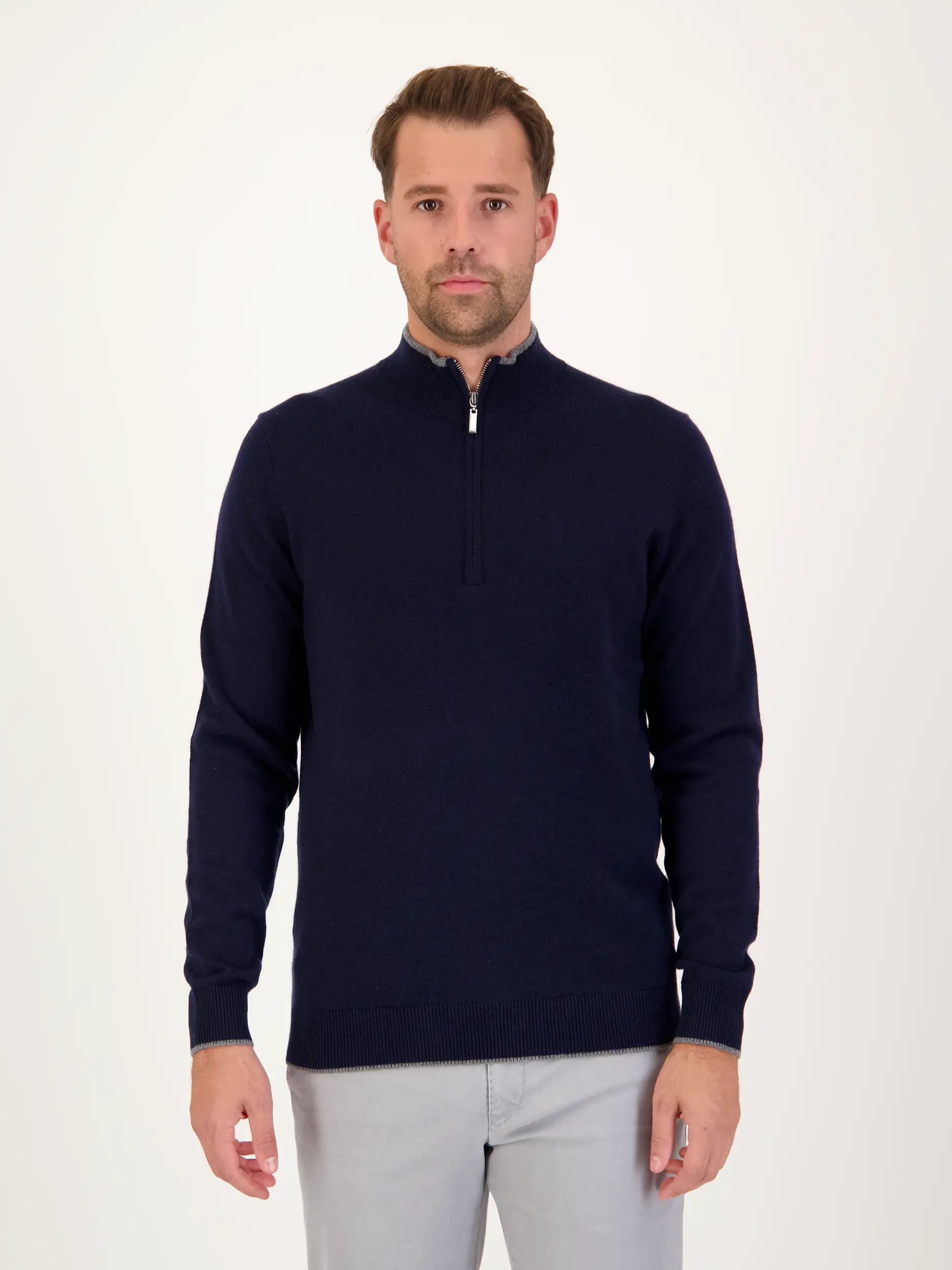 Pullover 'Troia' aus Merinowoll-Mix - Artikel Vorderseite getragen von einem Modell - Farbe: Blau