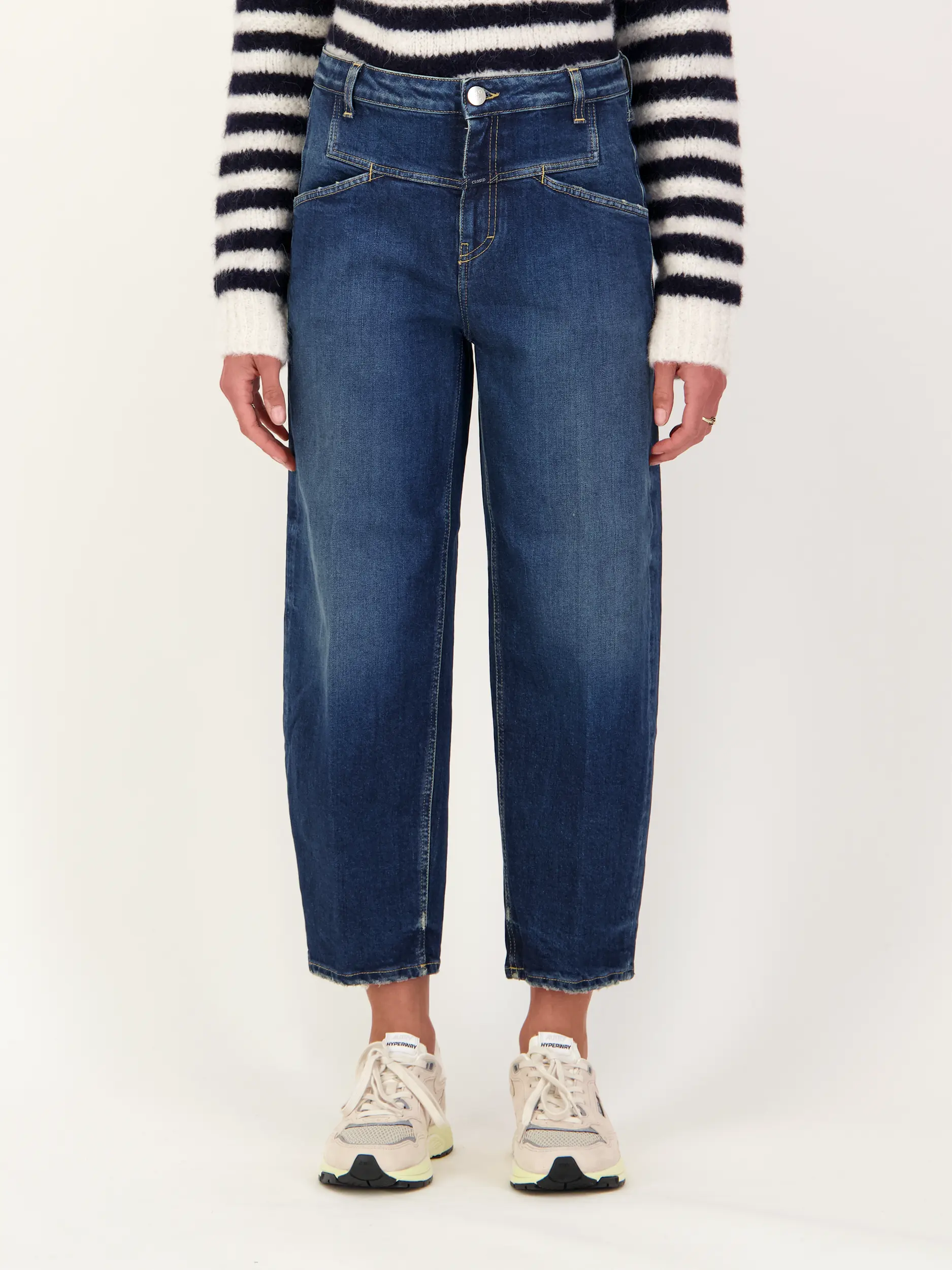 High Rise Ballon Fit Jeans - Artikel Vorderseite getragen von einem Modell - Farbe: Blau