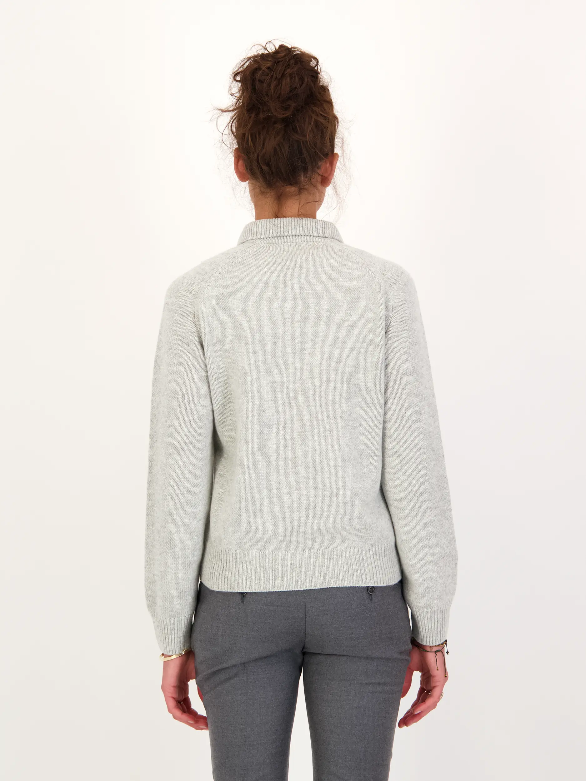 Pullover aus Wolle langarm - Artikel Rückseite getragen von einem Modell - Farbe: Grau