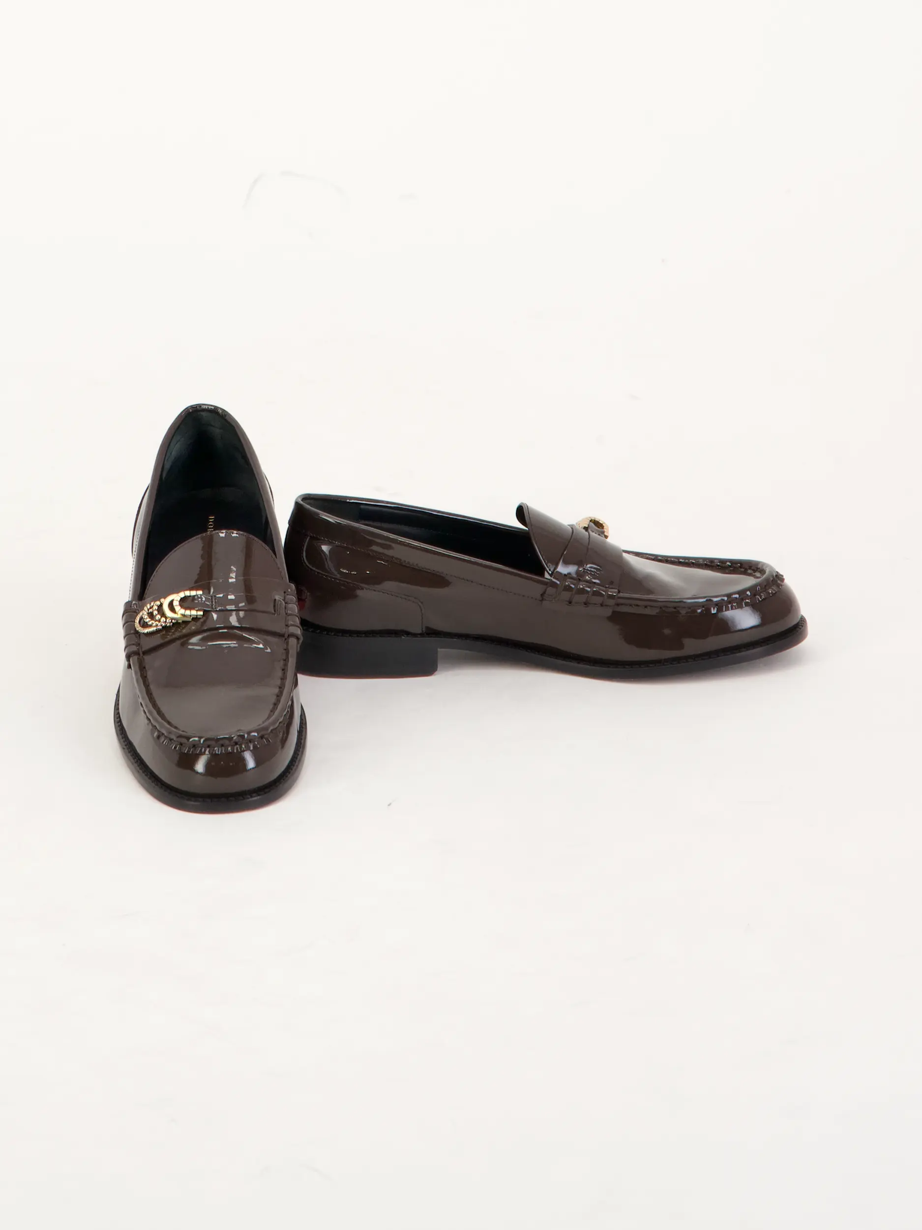 Loafer 'Glossy Shine' aus Glattleder - Artikel Vorderseite getragen von einem Modell - Farbe: Braun