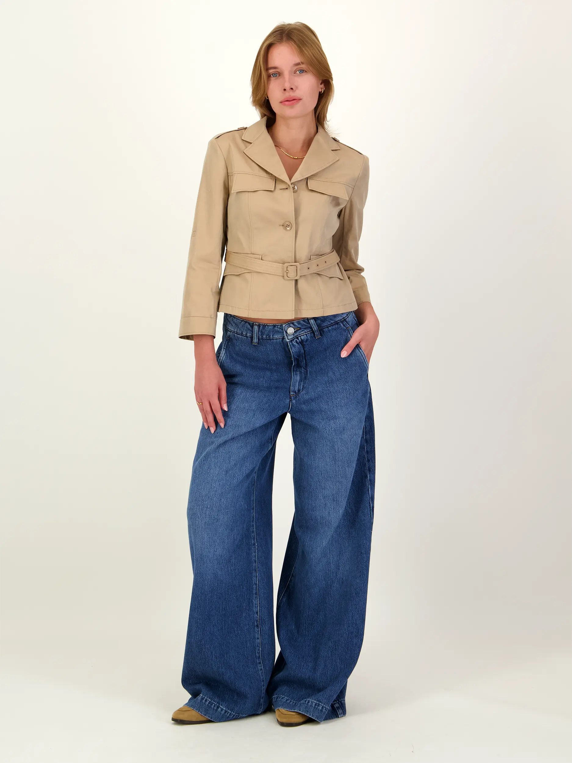 High Waist Wide Leg Unisex Jeans 'Ivon' - Artikel Vorderseite getragen von einem Modell