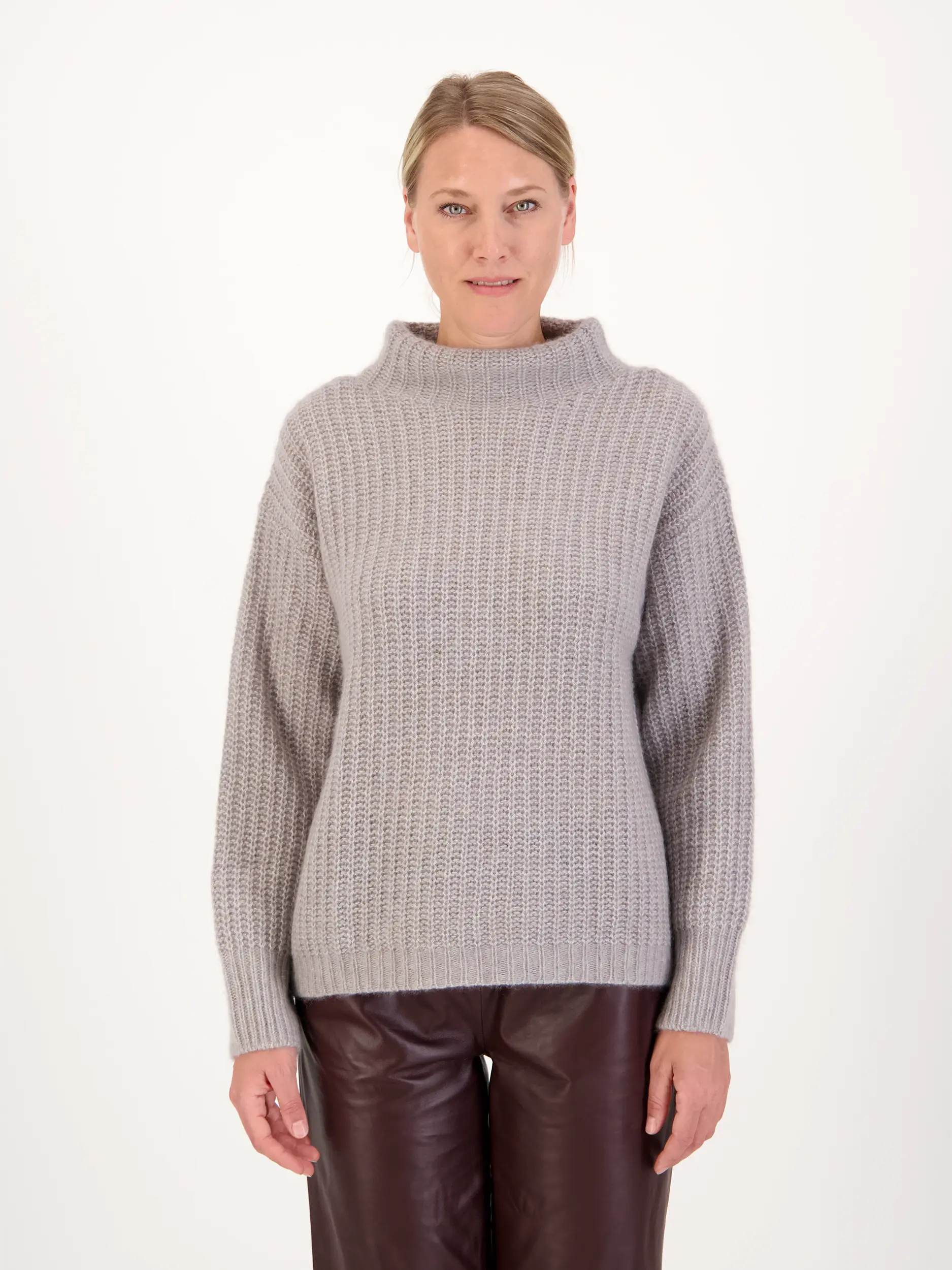 Pullover aus Kaschmir langarm - Artikel Vorderseite getragen von einem Modell - Farbe: Grau