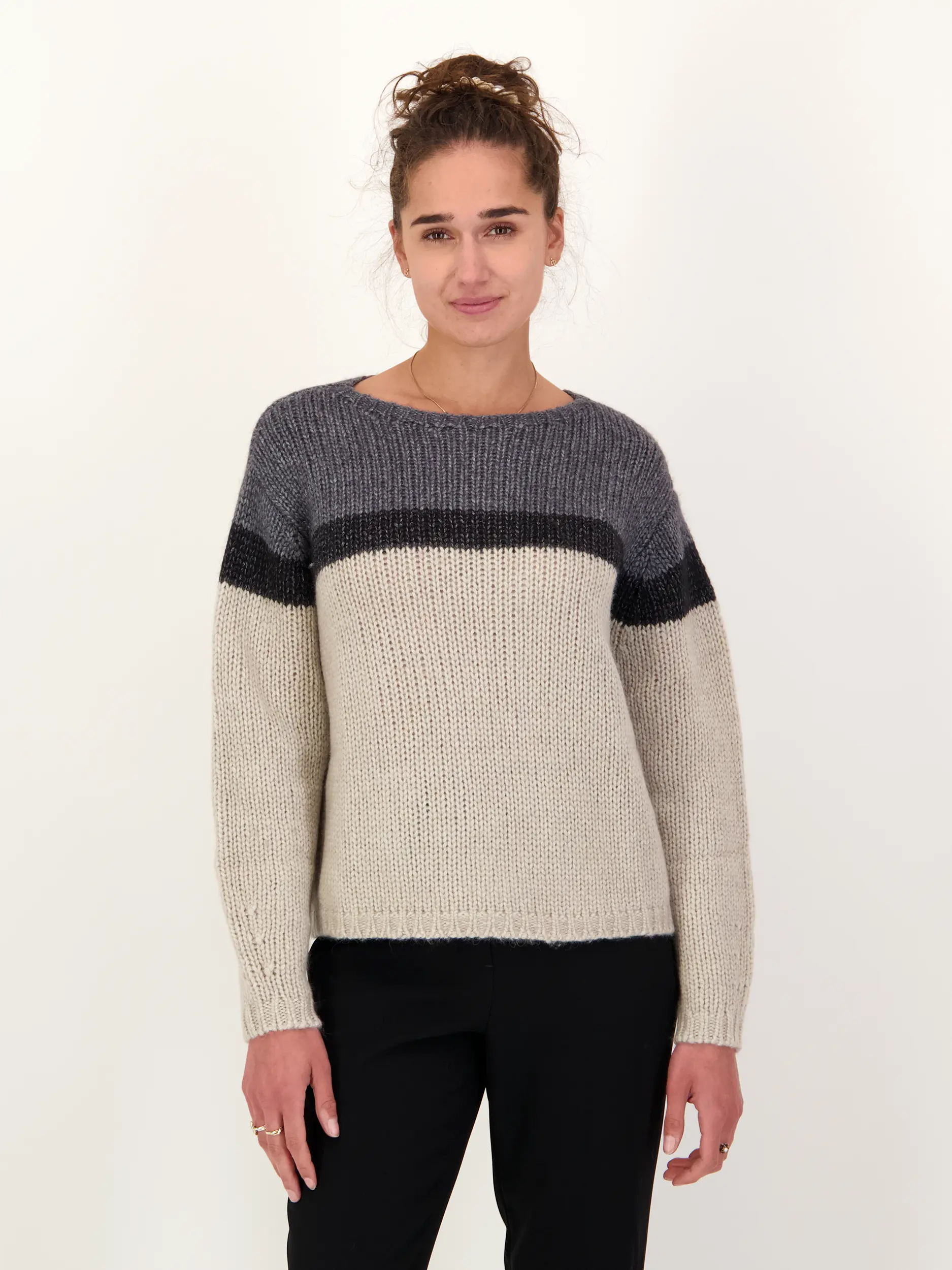 Gemusterter Pullover aus Wolle langarm - Artikel Vorderseite getragen von einem Modell - Farbe: Creme