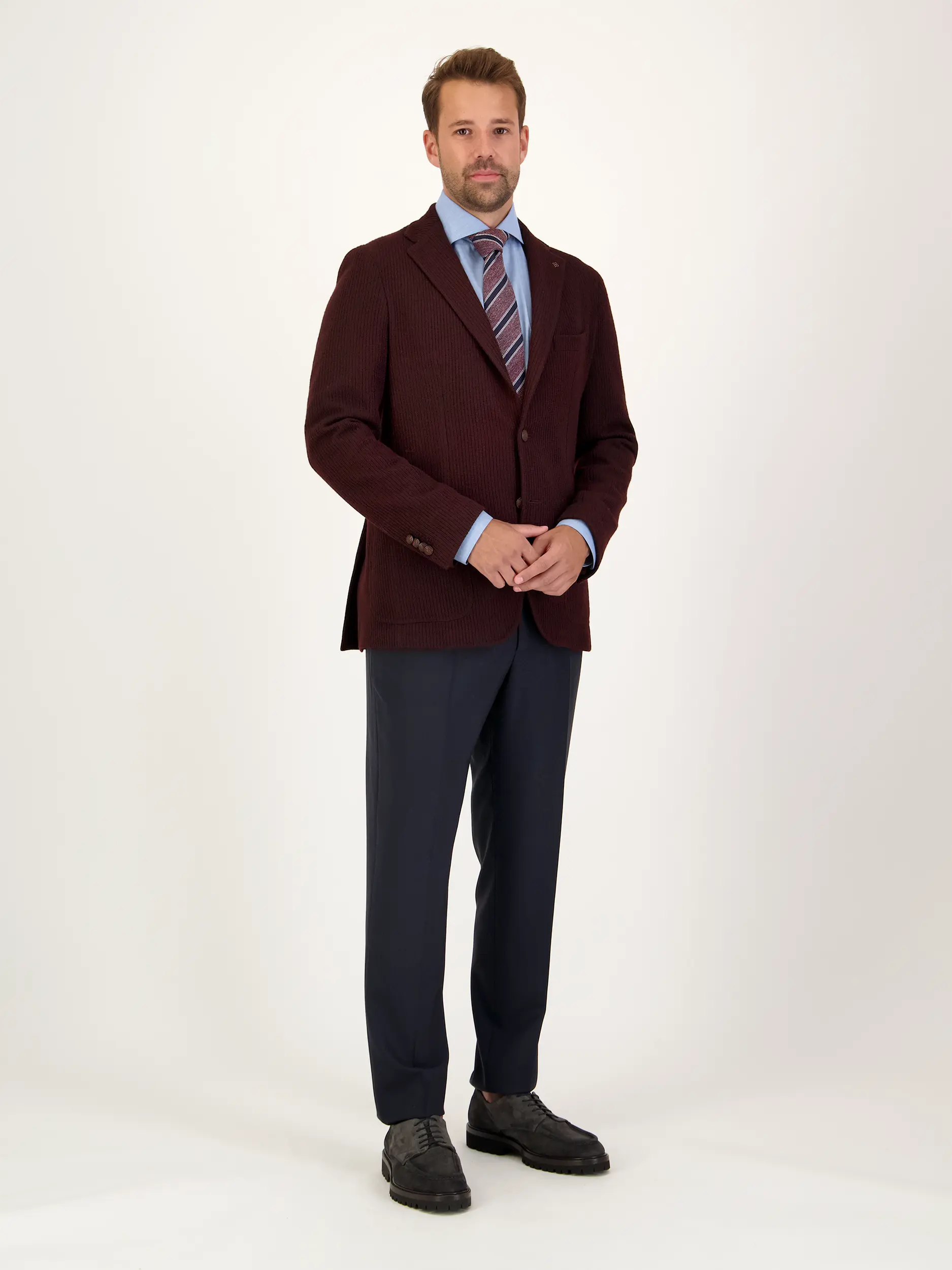 Stricksakko - Artikel Teil eines Outfits getragen von einem Modell - Farbe: Rot