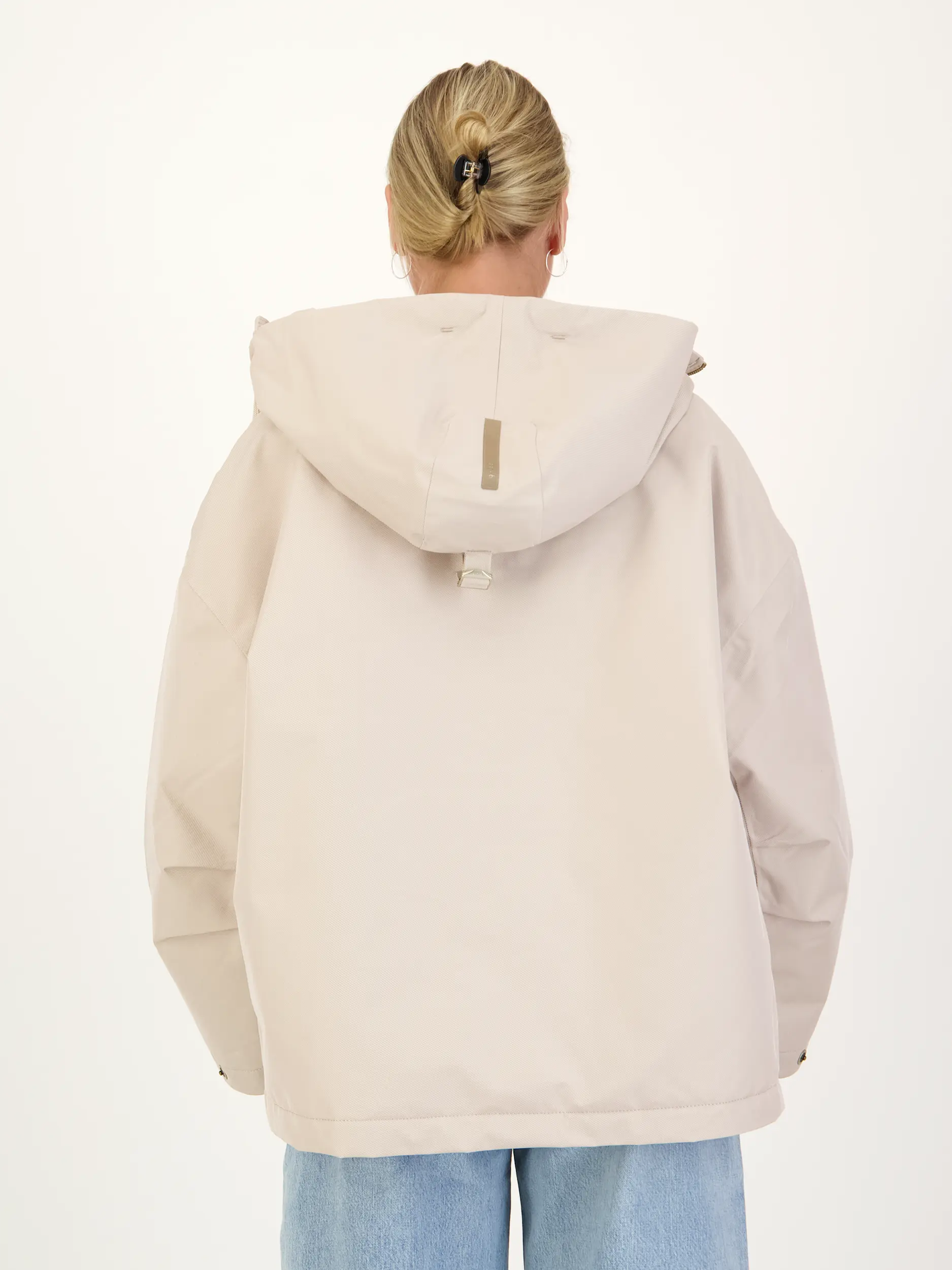Jacke 'Rosie'  - Artikel Rückseite getragen von einem Modell - Farbe: Beige