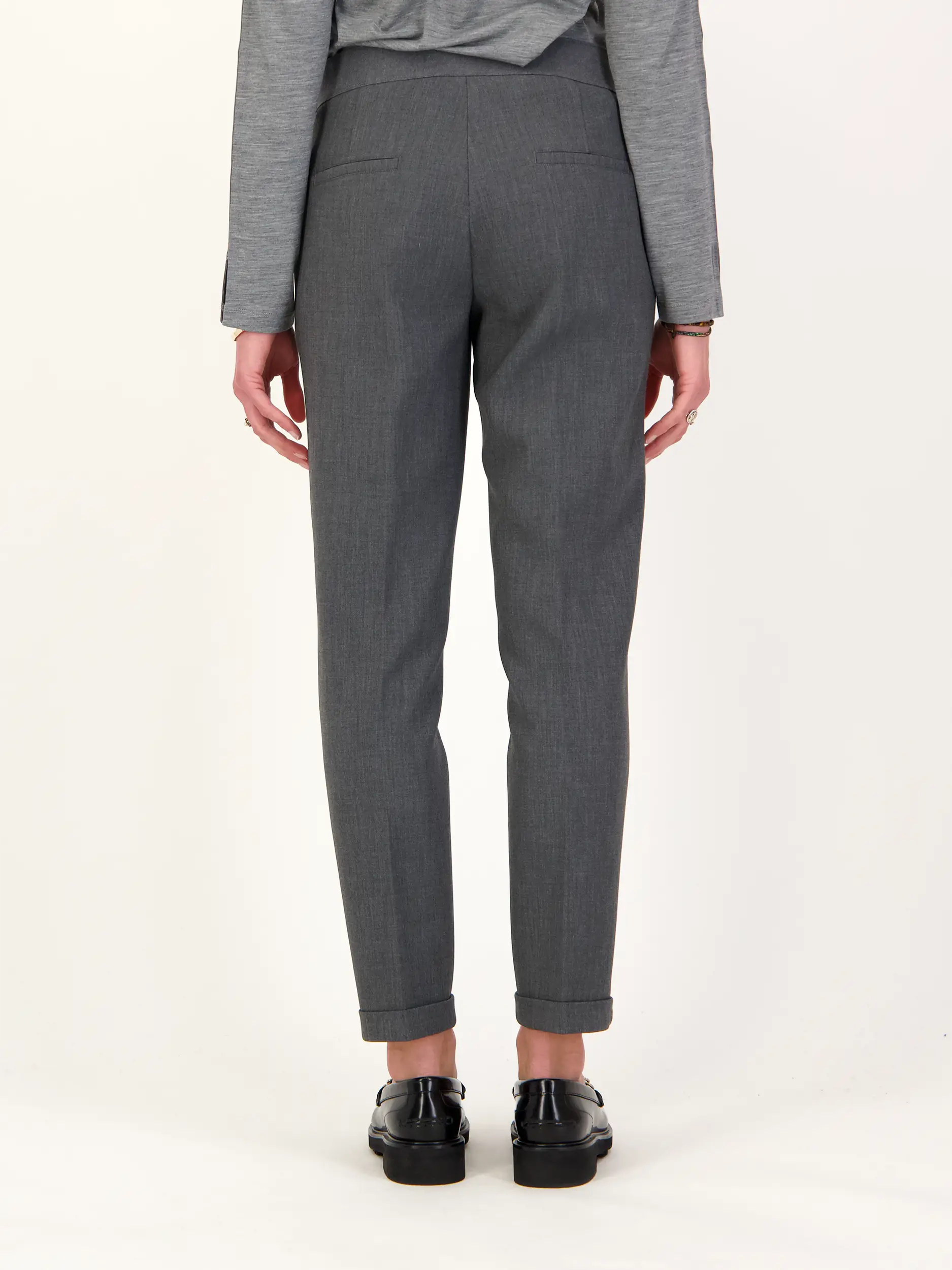 Bundfaltenhose 'Kim' - Artikel Rückseite getragen von einem Modell - Farbe: Grau