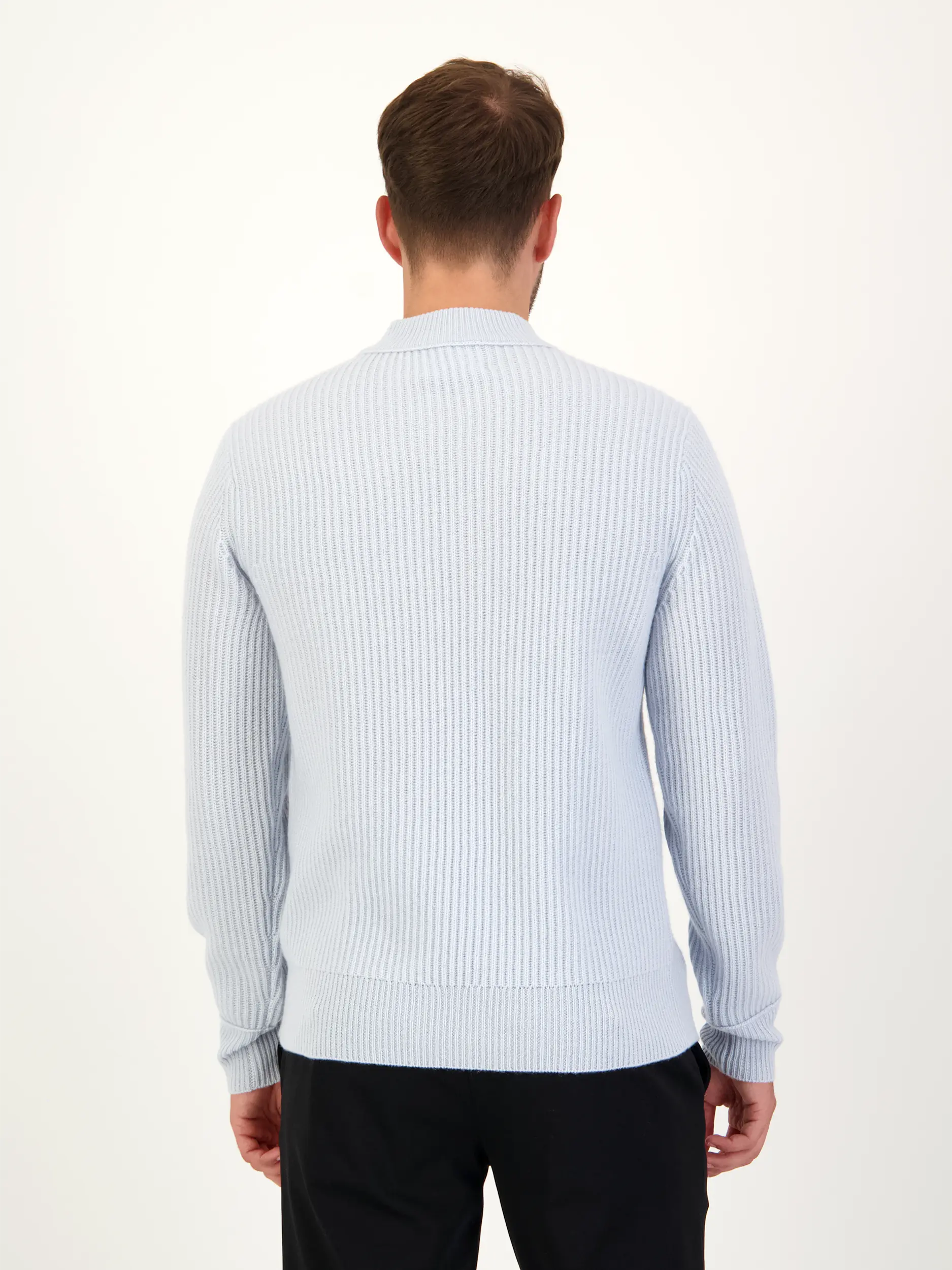Pullover aus Kaschmir langarm - Artikel Rückseite getragen von einem Modell - Farbe: Blau