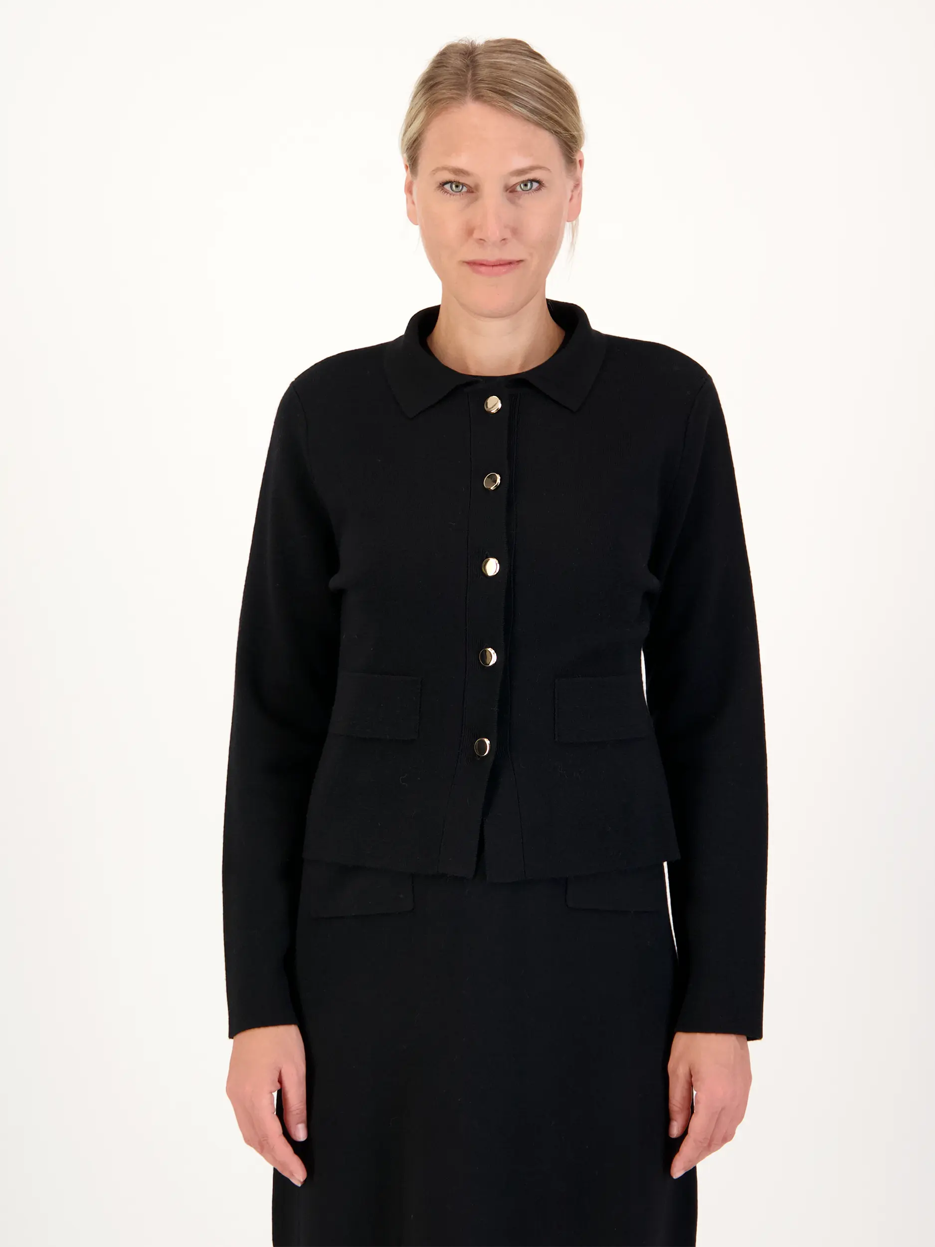 Wolljacke - Artikel Vorderseite getragen von einem Modell - Farbe: Schwarz