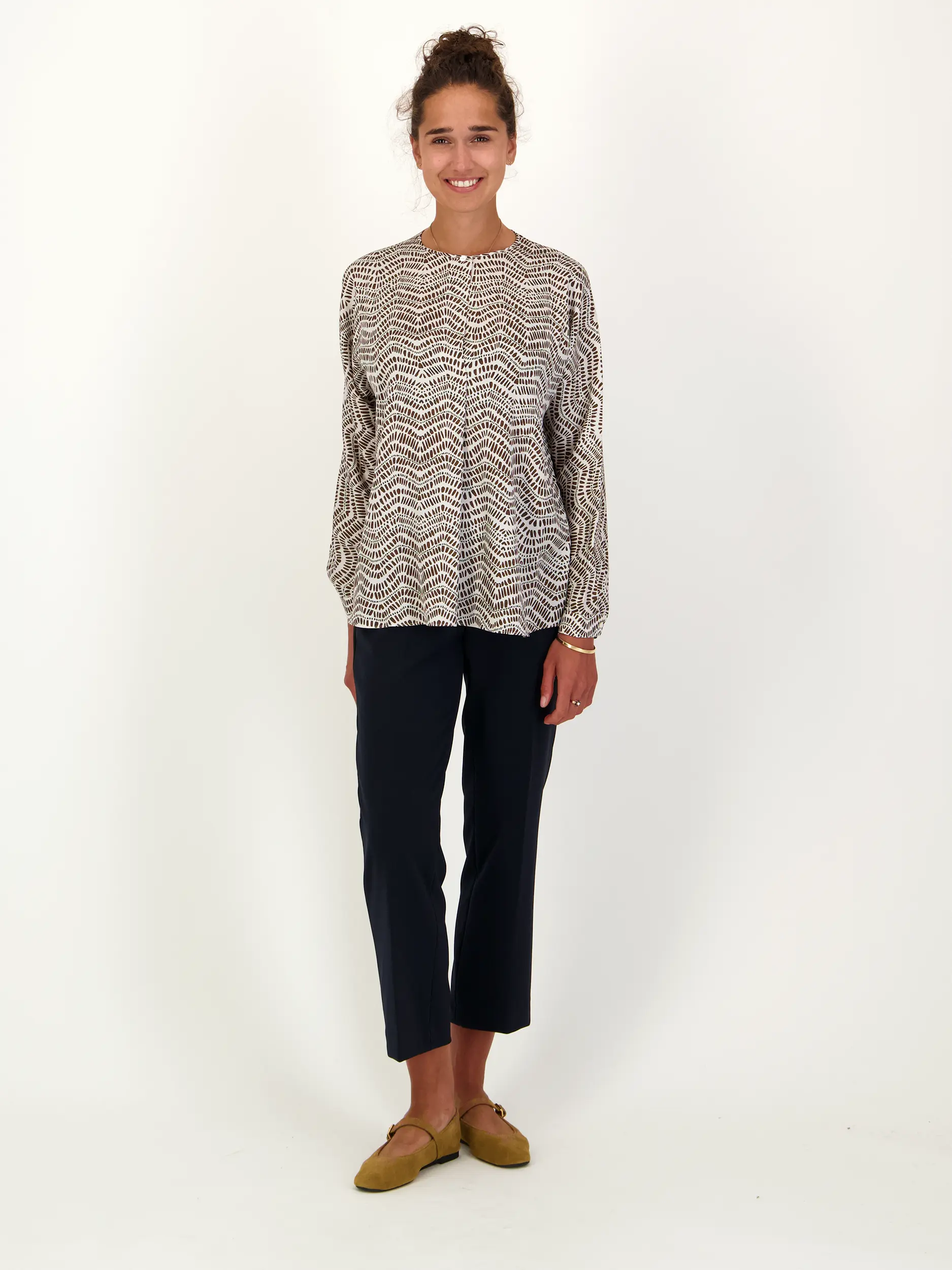 Gemusterte Seidenbluse langarm - Artikel Teil eines Outfits getragen von einem Modell - Farbe: Braun