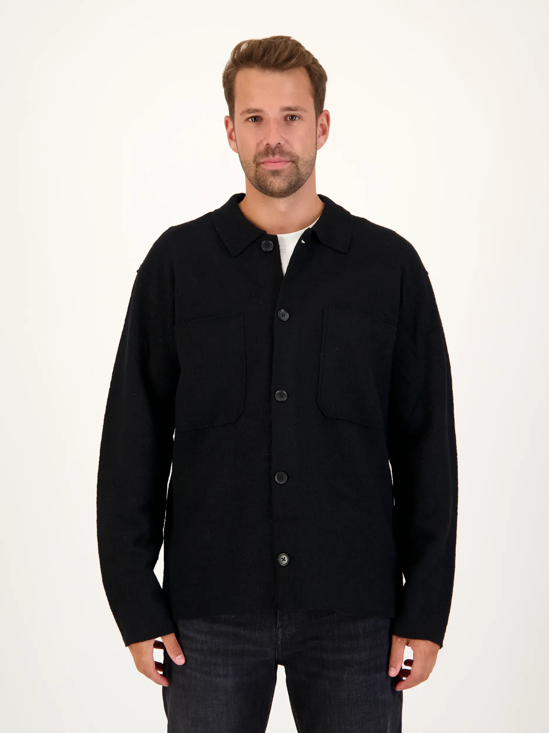 Overshirt 'Jonas' aus Wolle - Artikel Vorderseite getragen von einem Modell - Farbe: Schwarz