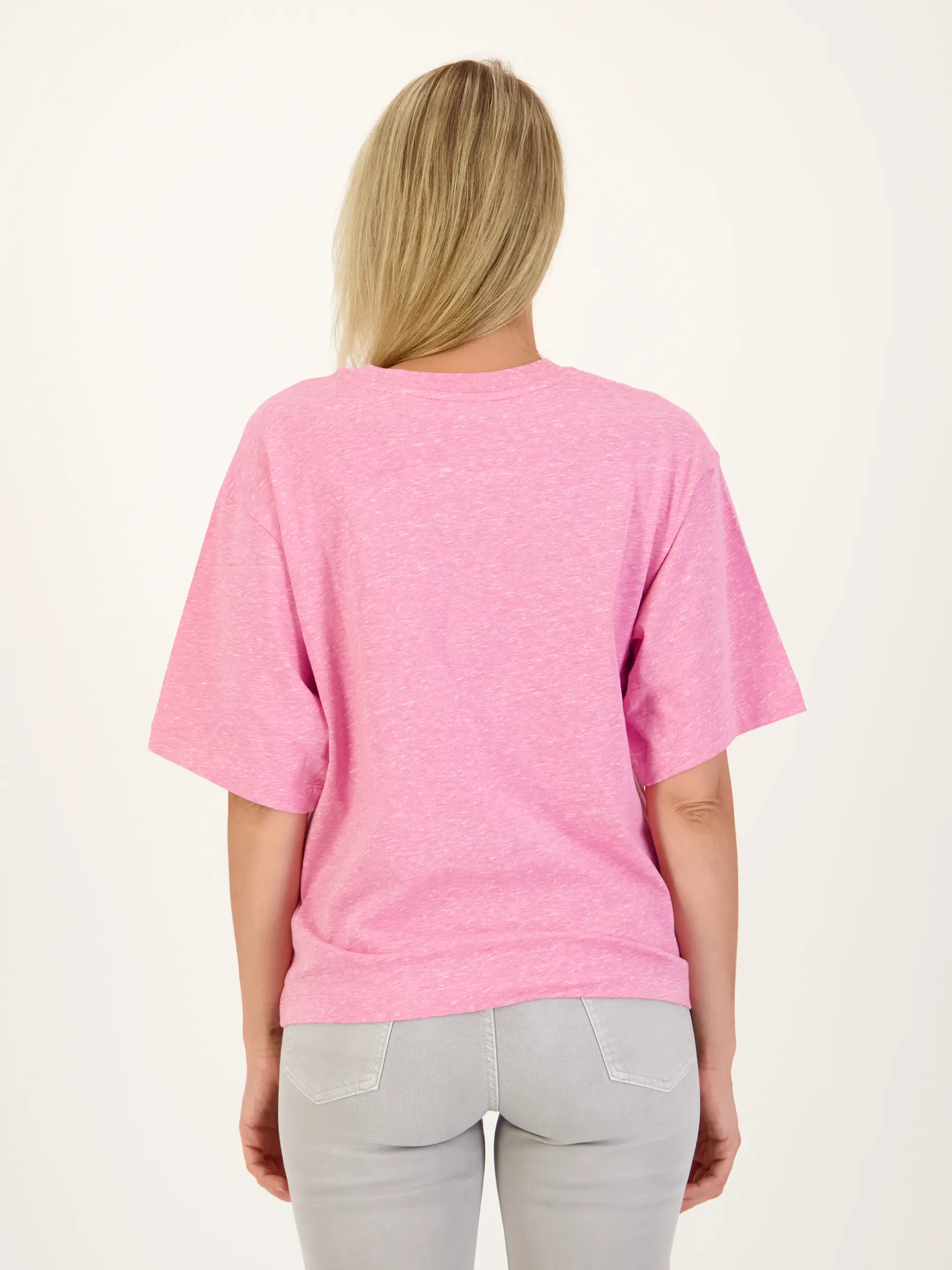 T-Shirt mit Logo-Print - Artikel Rückseite getragen von einem Modell
