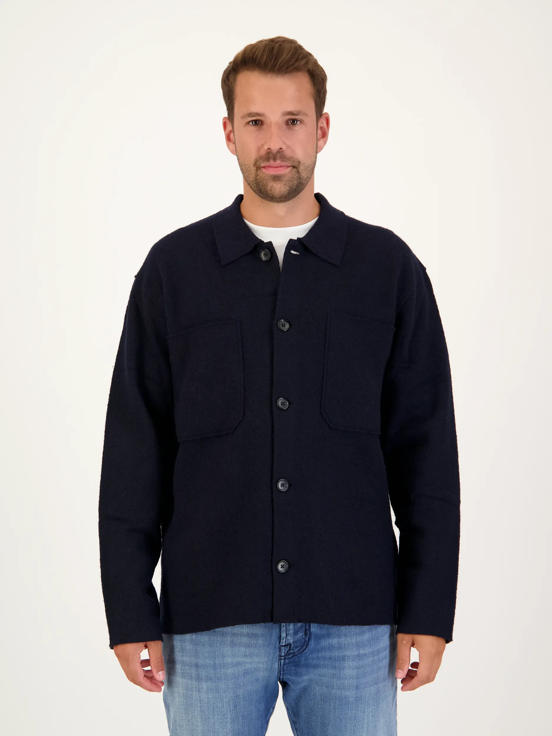 Overshirt 'Jonas' aus Wolle - Artikel Vorderseite getragen von einem Modell - Farbe: Blau