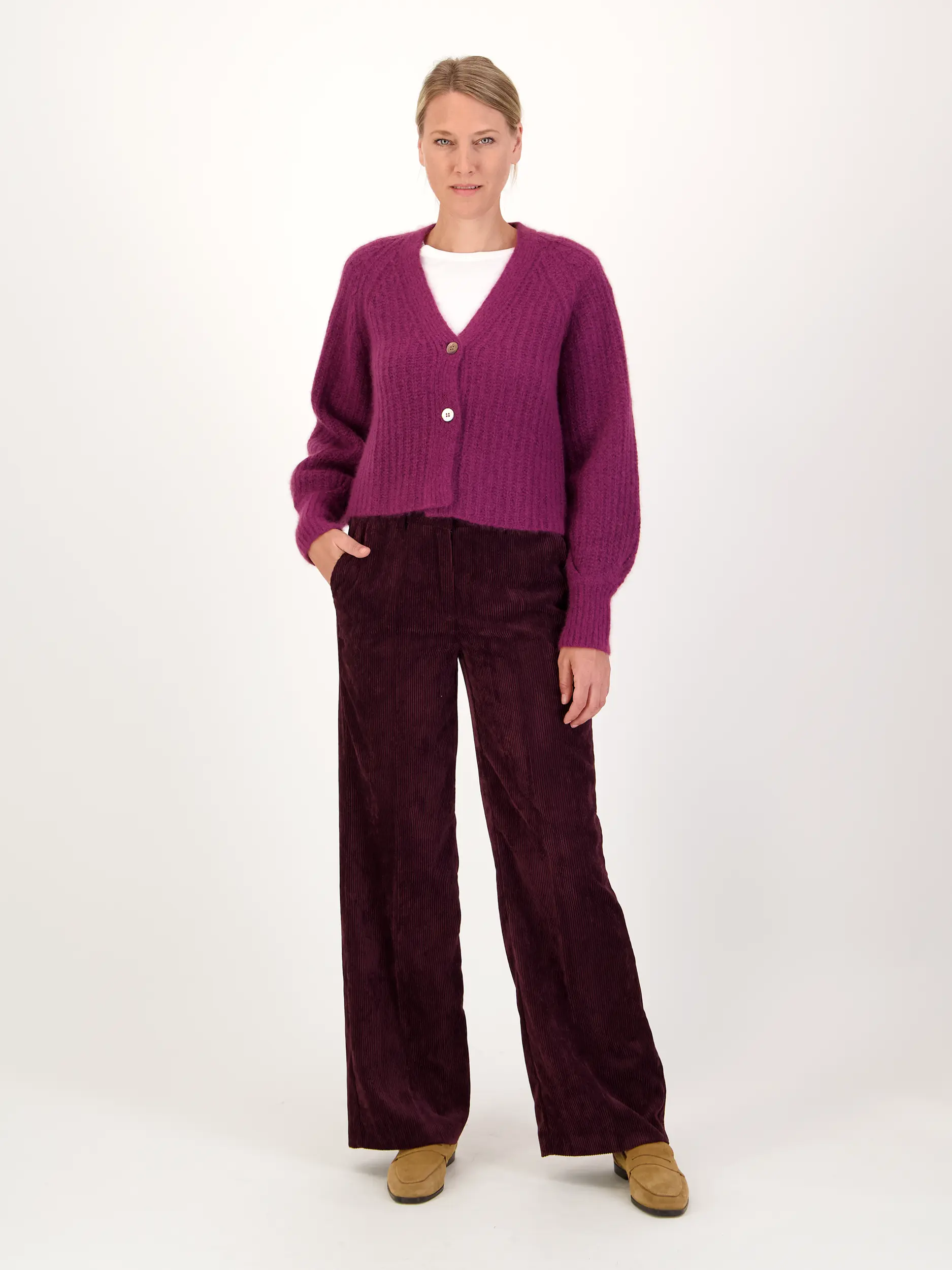 Strickjacke aus Kaschmir - Artikel Teil eines Outfits getragen von einem Modell - Farbe: Rot