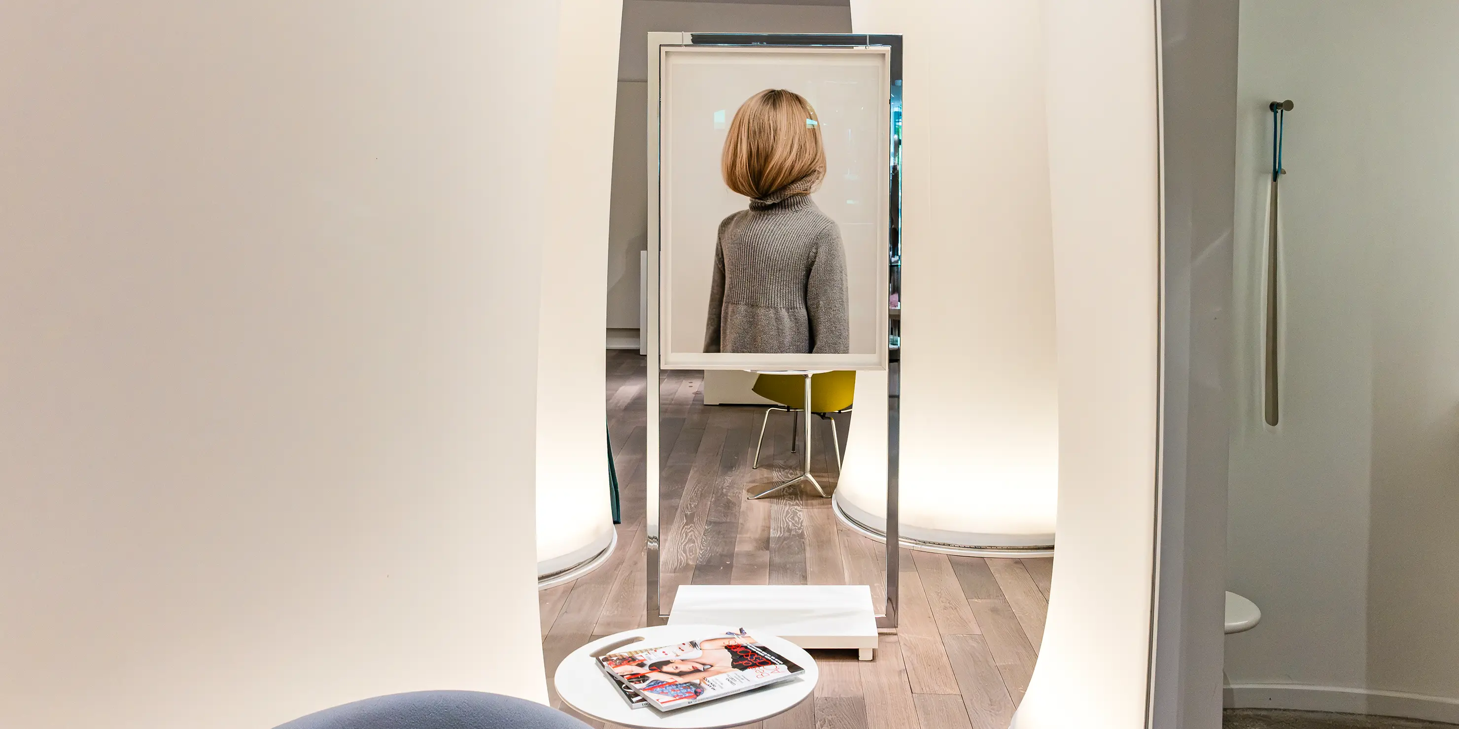 Das Bild zeigt die Icons of Photography Ausstellung auf der Verkaufsfläche vom Modehaus Schnitzler. 