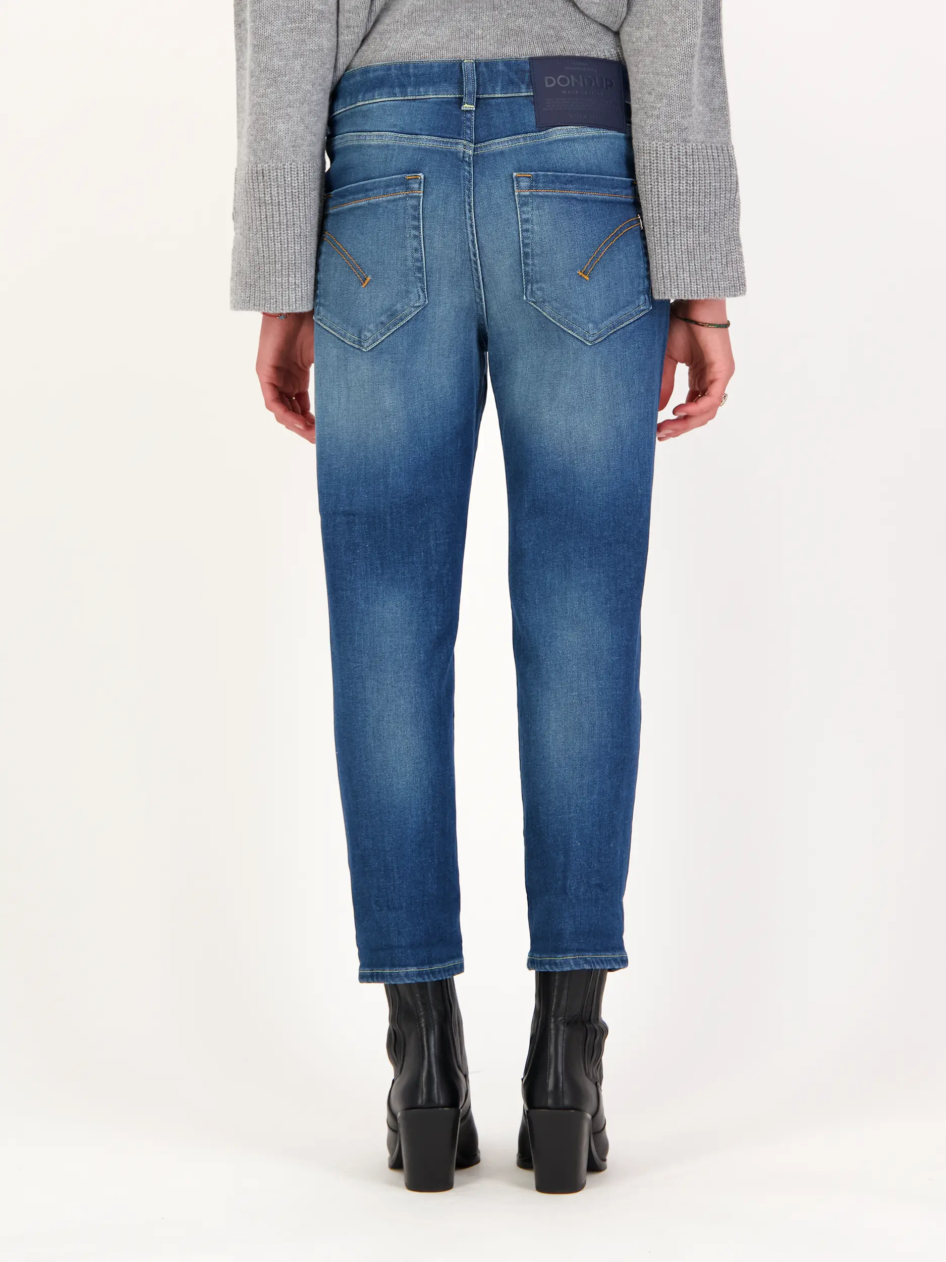 High Rise Loose Fit Jeans 'Koons' - Artikel Rückseite getragen von einem Modell - Farbe: Blau