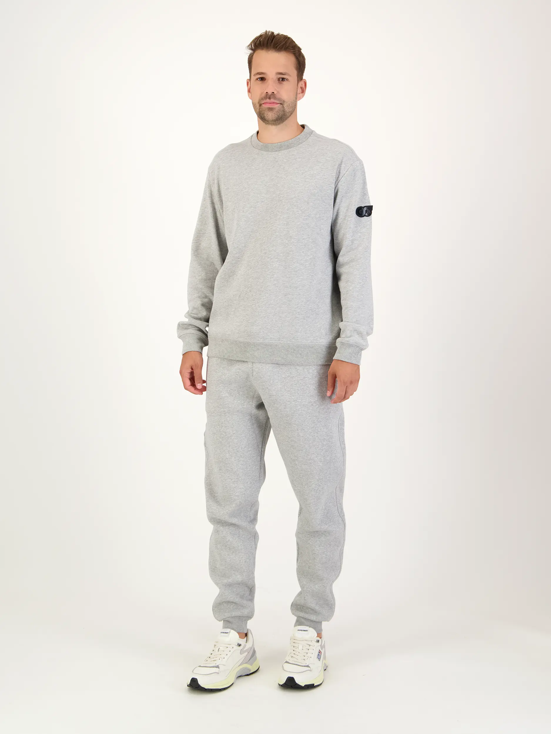 Sweatshirt 'Sefar' - Artikel Teil eines Outfits getragen von einem Modell - Farbe: Grau