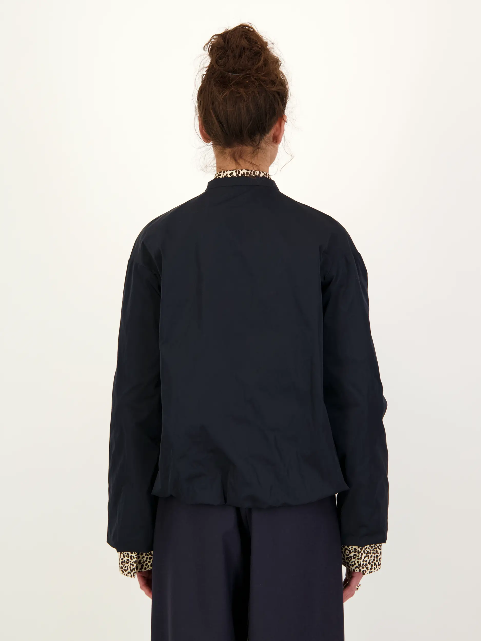 Blouson - Artikel Rückseite getragen von einem Modell - Farbe: Blau