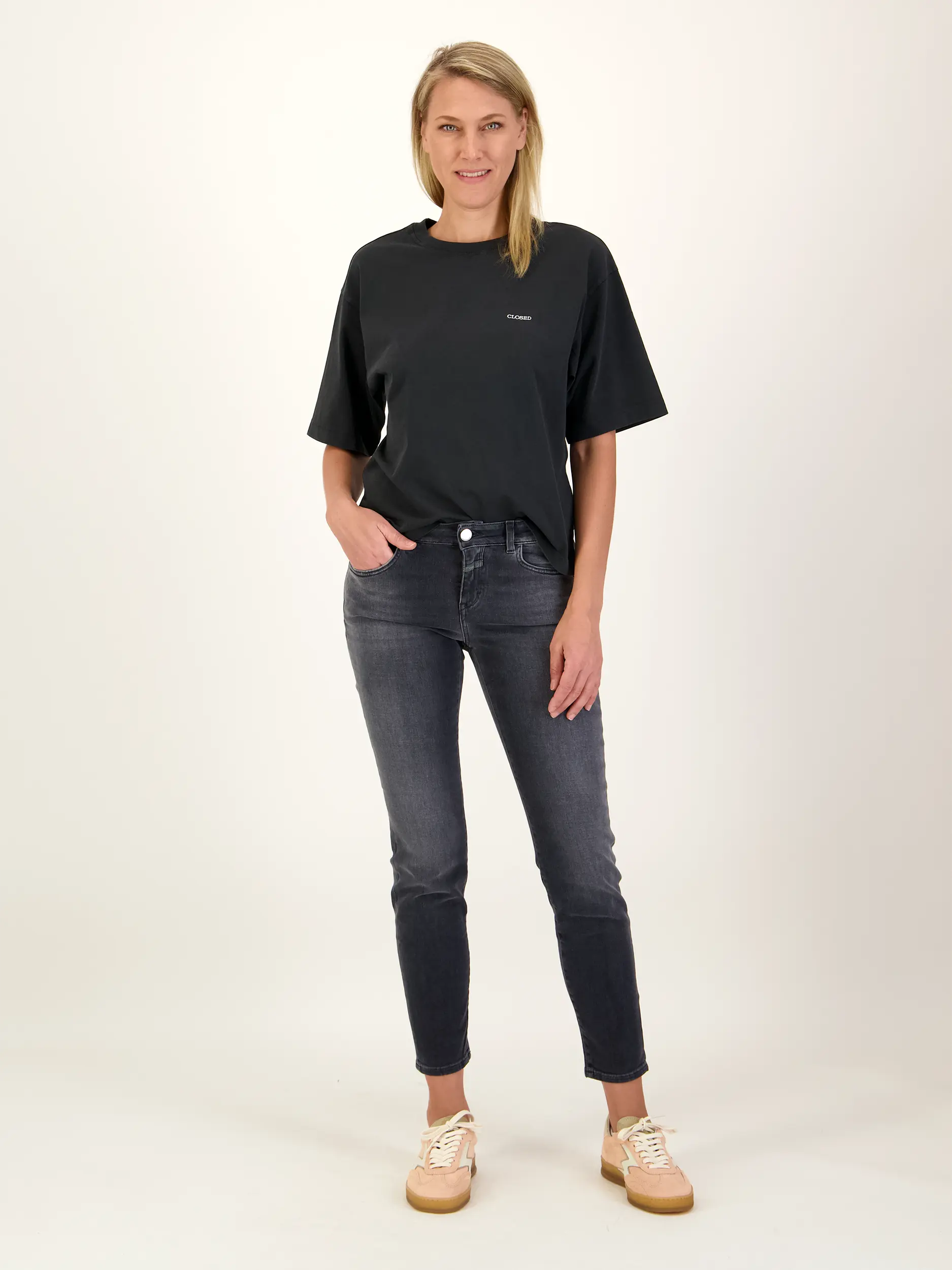Low Rise Skinny Fit Jeans 'Baker' - Artikel Teil eines Outfits getragen von einem Modell