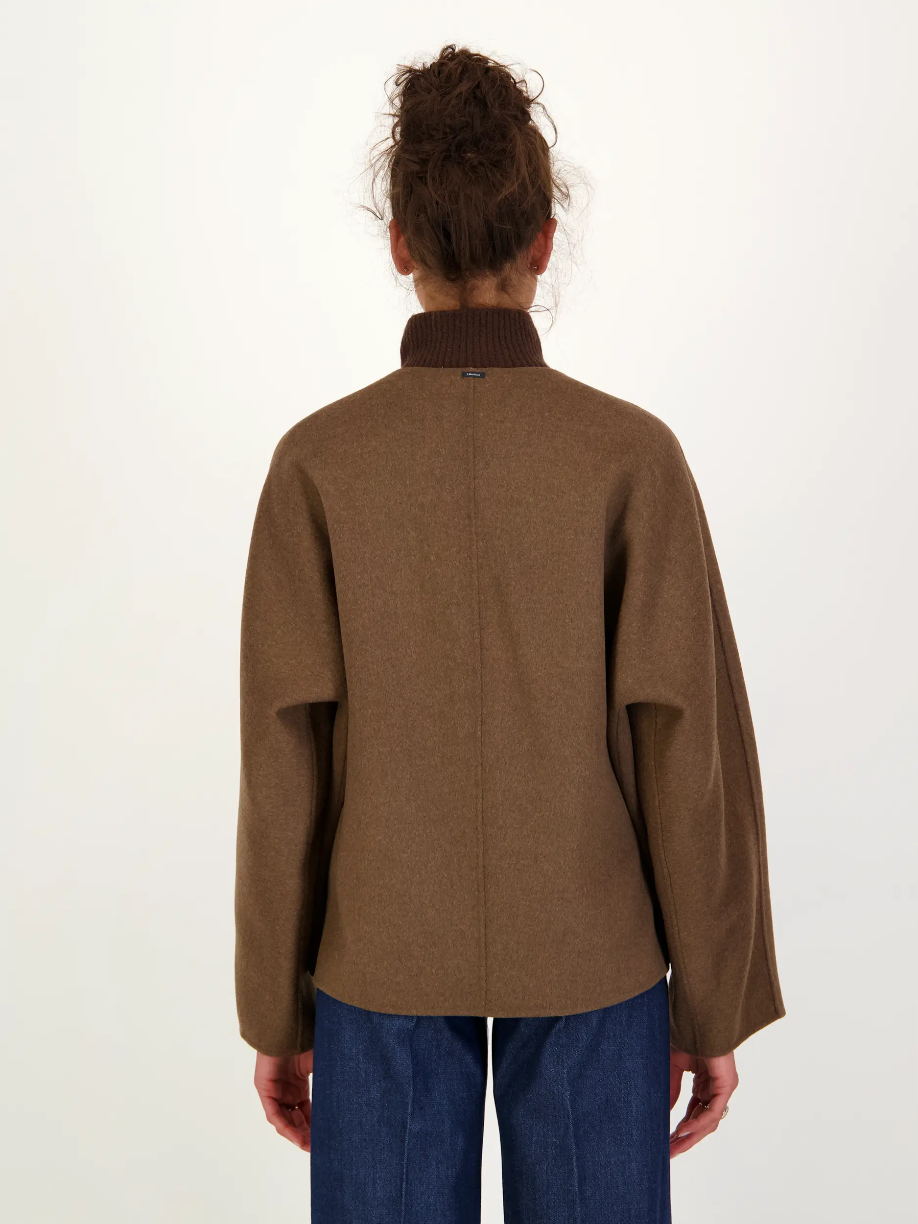 Wolljacke 'Kate' - Artikel Rückseite getragen von einem Modell - Farbe: Braun