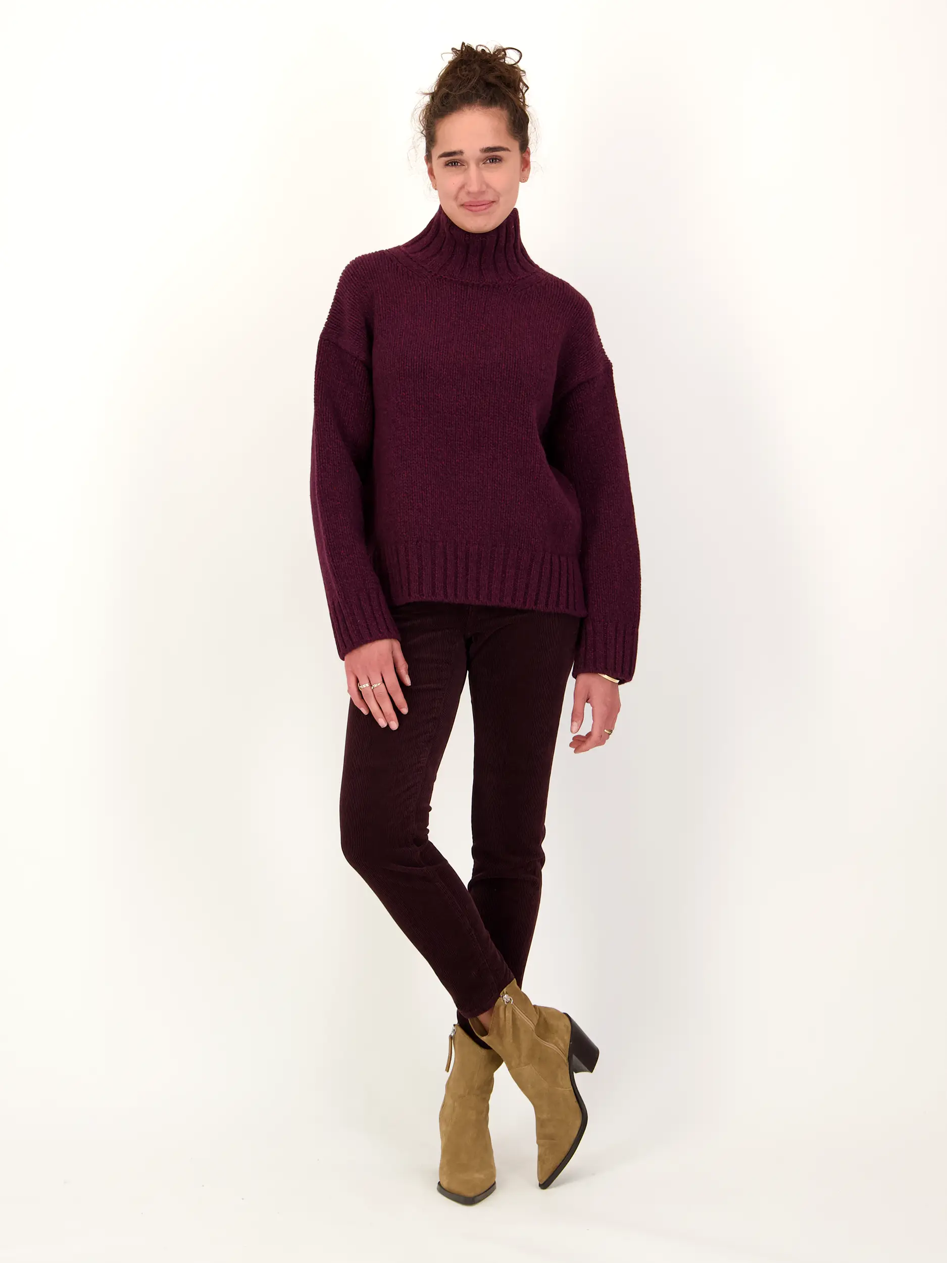 Pullover aus Wolle langarm - Artikel Teil eines Outfits getragen von einem Modell - Farbe: Rot