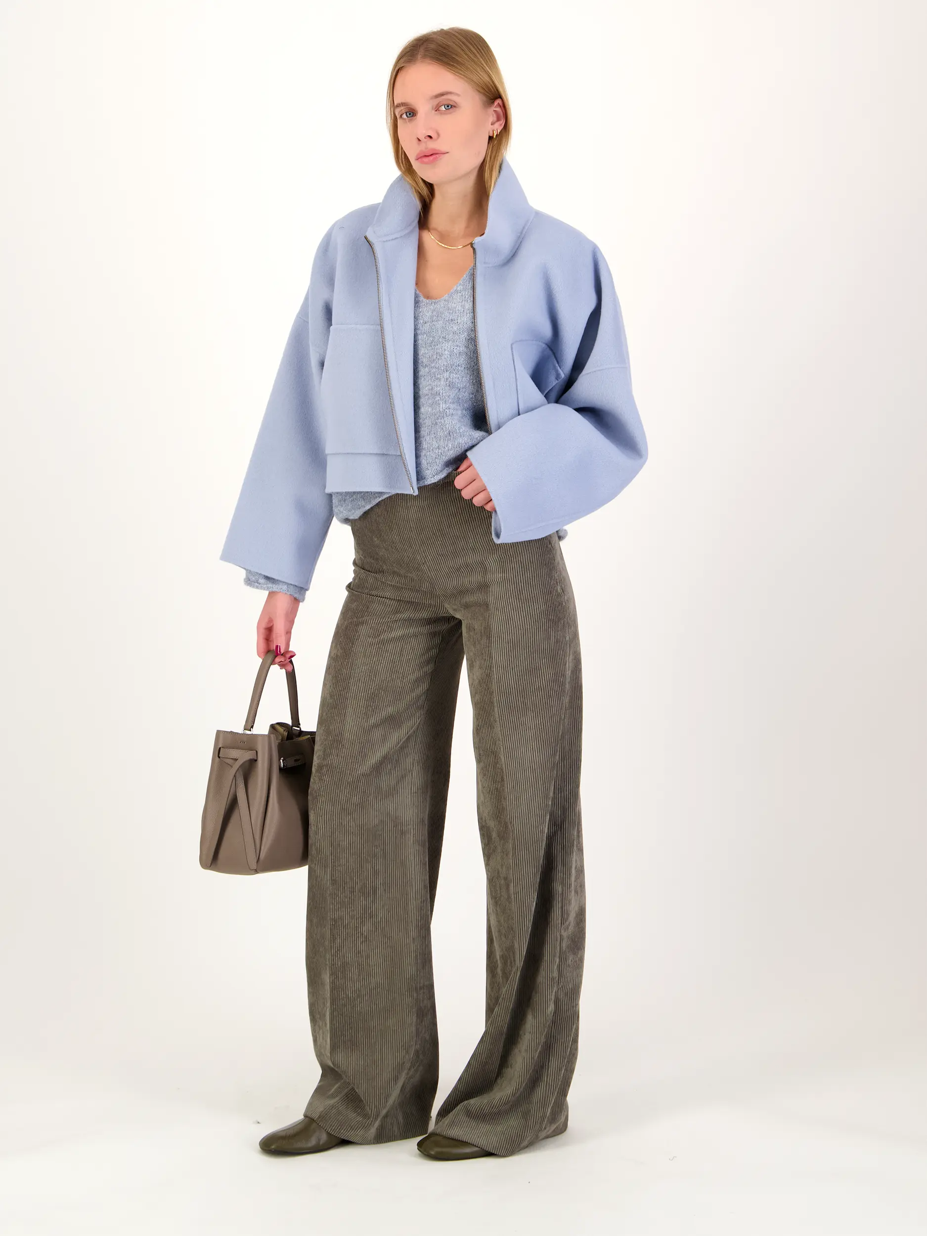 Wolljacke 'Elstow' - Artikel Teil eines Outfits getragen von einem Modell - Farbe: Blau