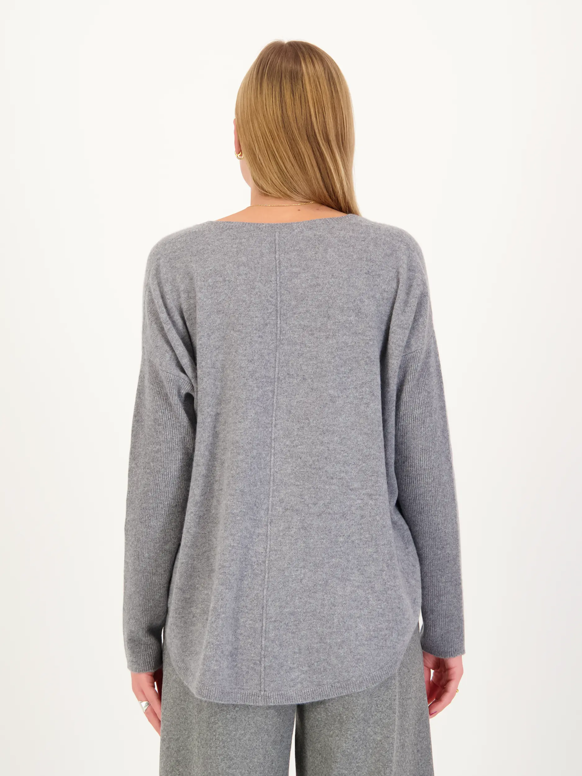 Pullover aus Kaschmir langarm - Artikel Rückseite getragen von einem Modell - Farbe: Grau
