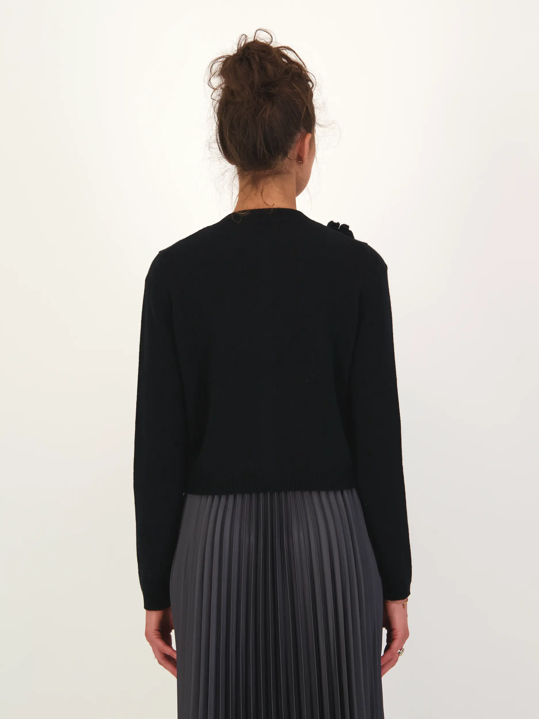 Strickjacke aus Wolle - Artikel Rückseite getragen von einem Modell - Farbe: Schwarz