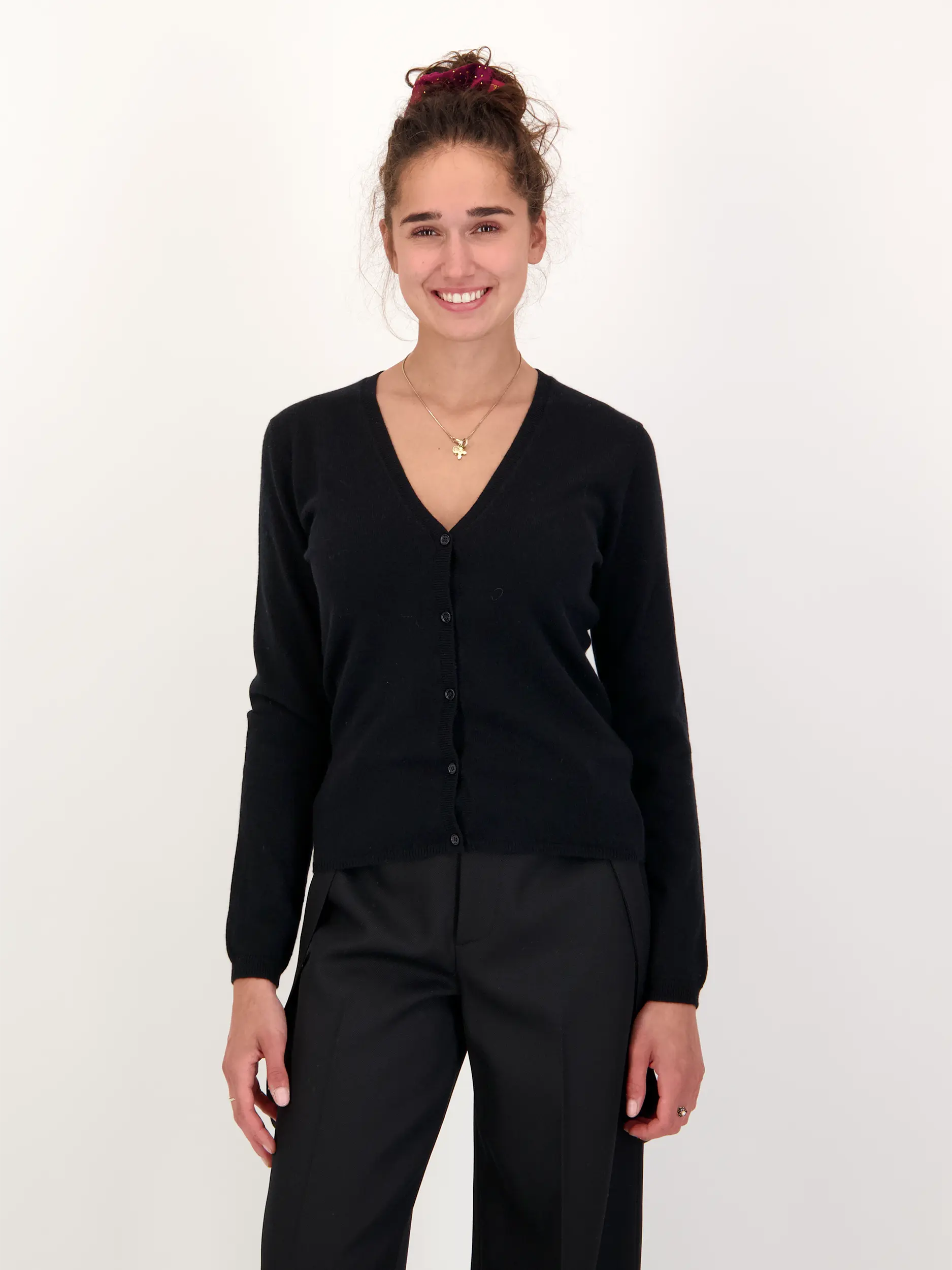 Strickjacke aus Kaschmir - Artikel Vorderseite getragen von einem Modell - Farbe: Schwarz