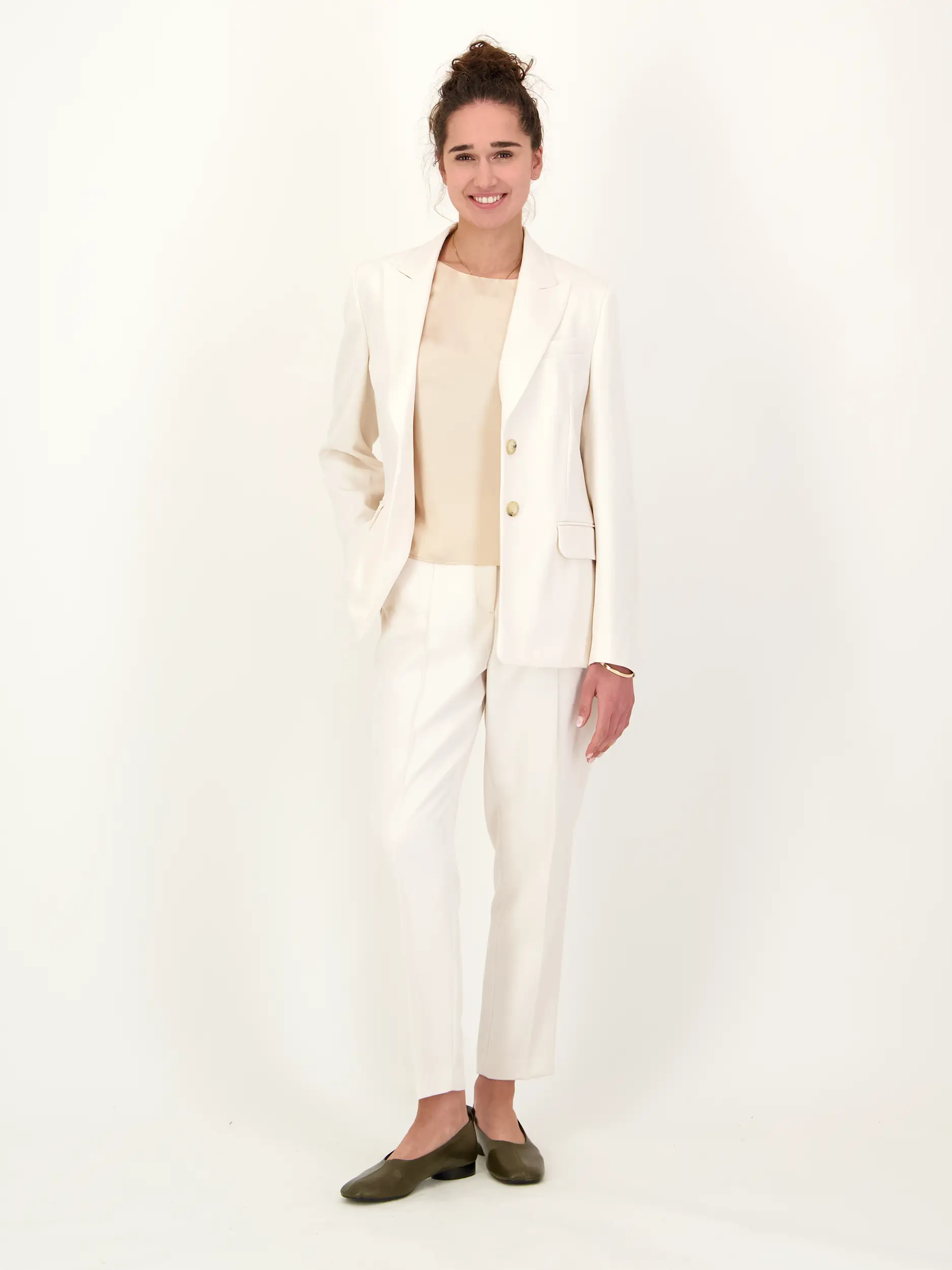 Seidenbluse kurzarm - Artikel Teil eines Outfits getragen von einem Modell - Farbe: Braun