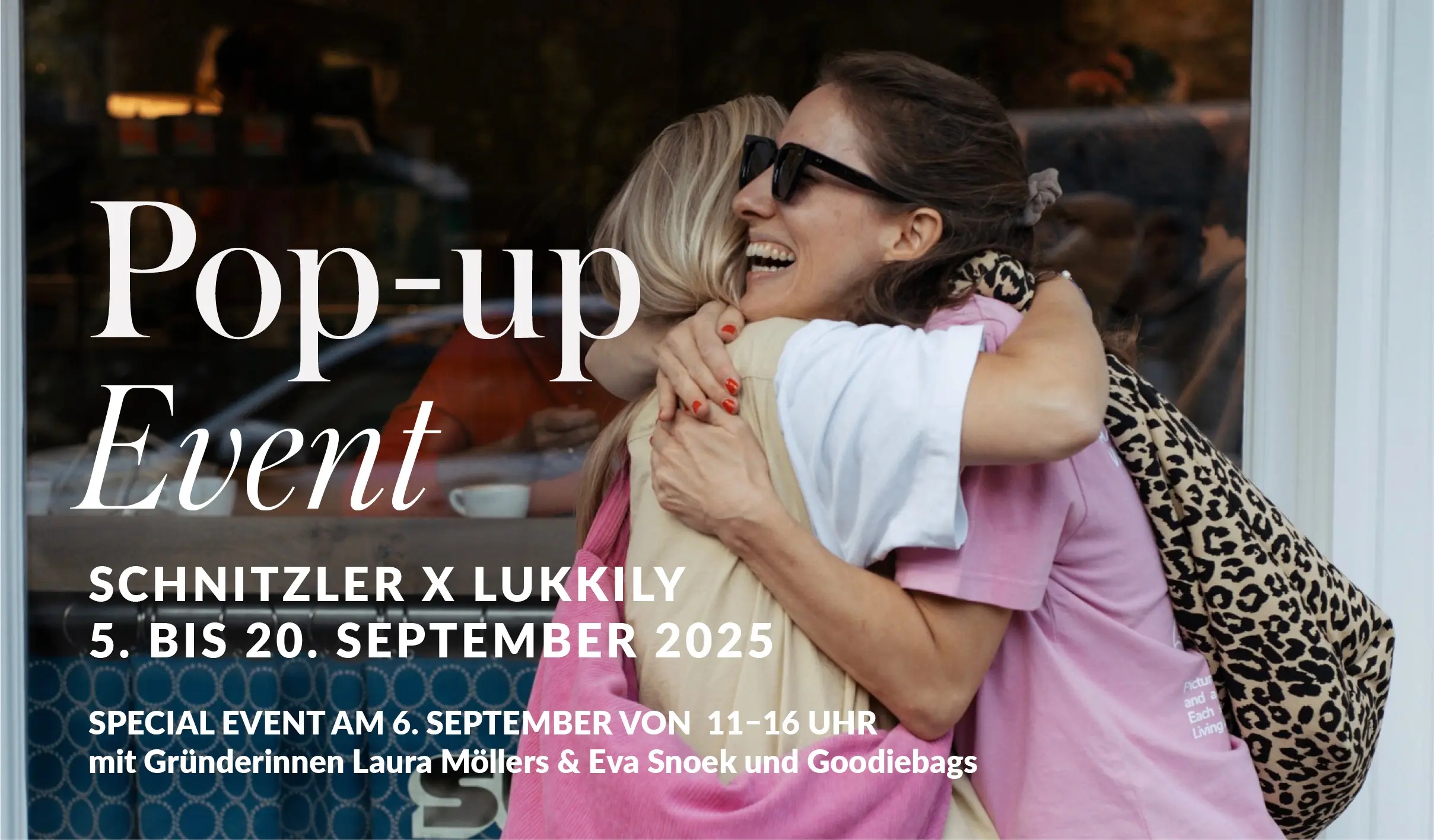 Lukkily Pop up Event vom 05. -20. September Das Bild zeigt zwei Frauen die sich zur Begrüßung umarmen und beide eine Lukkily Tasche in Leo und pink tragen.