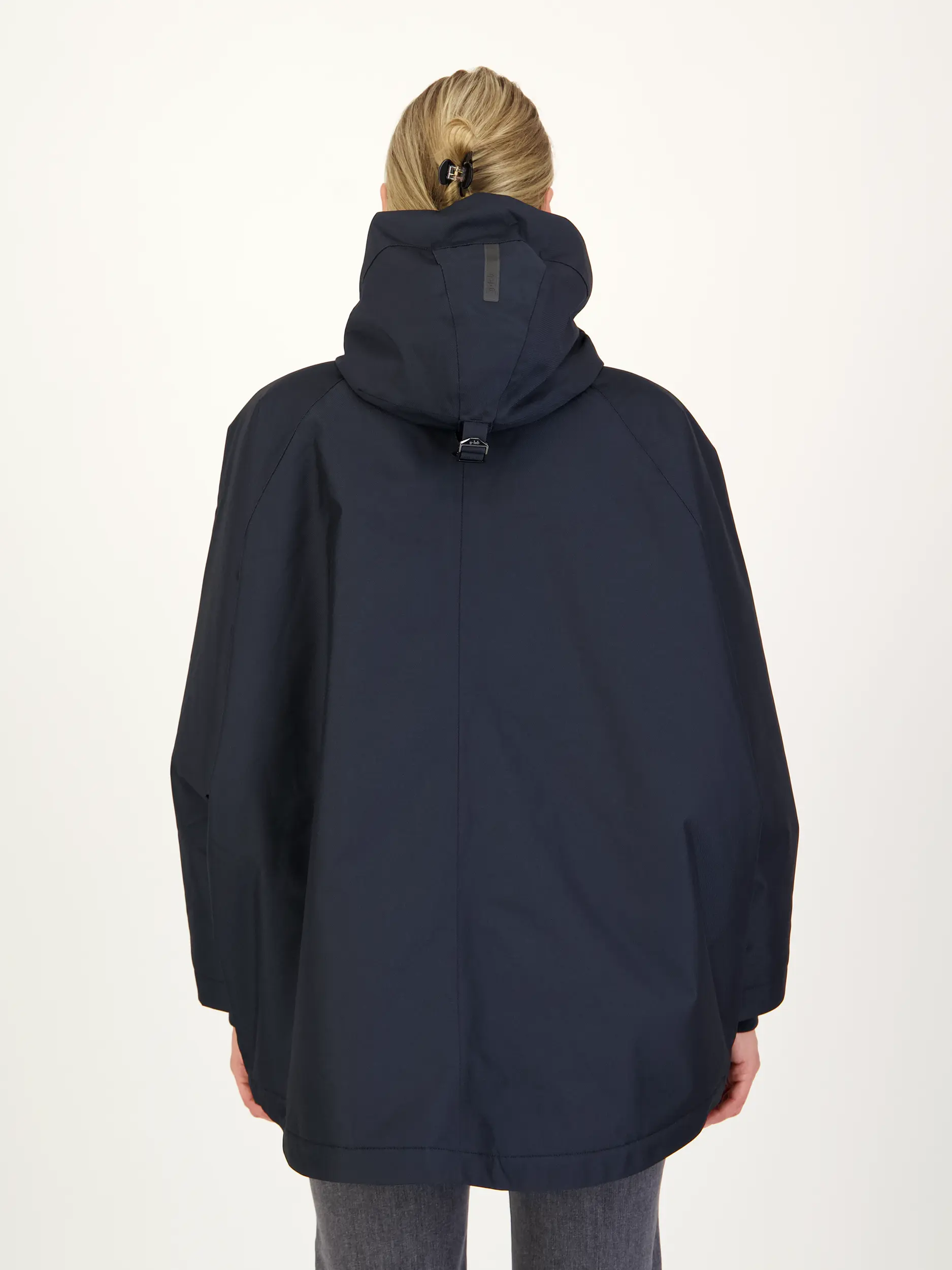 Jacke 'Pure' - Artikel Rückseite getragen von einem Modell - Farbe: Blau