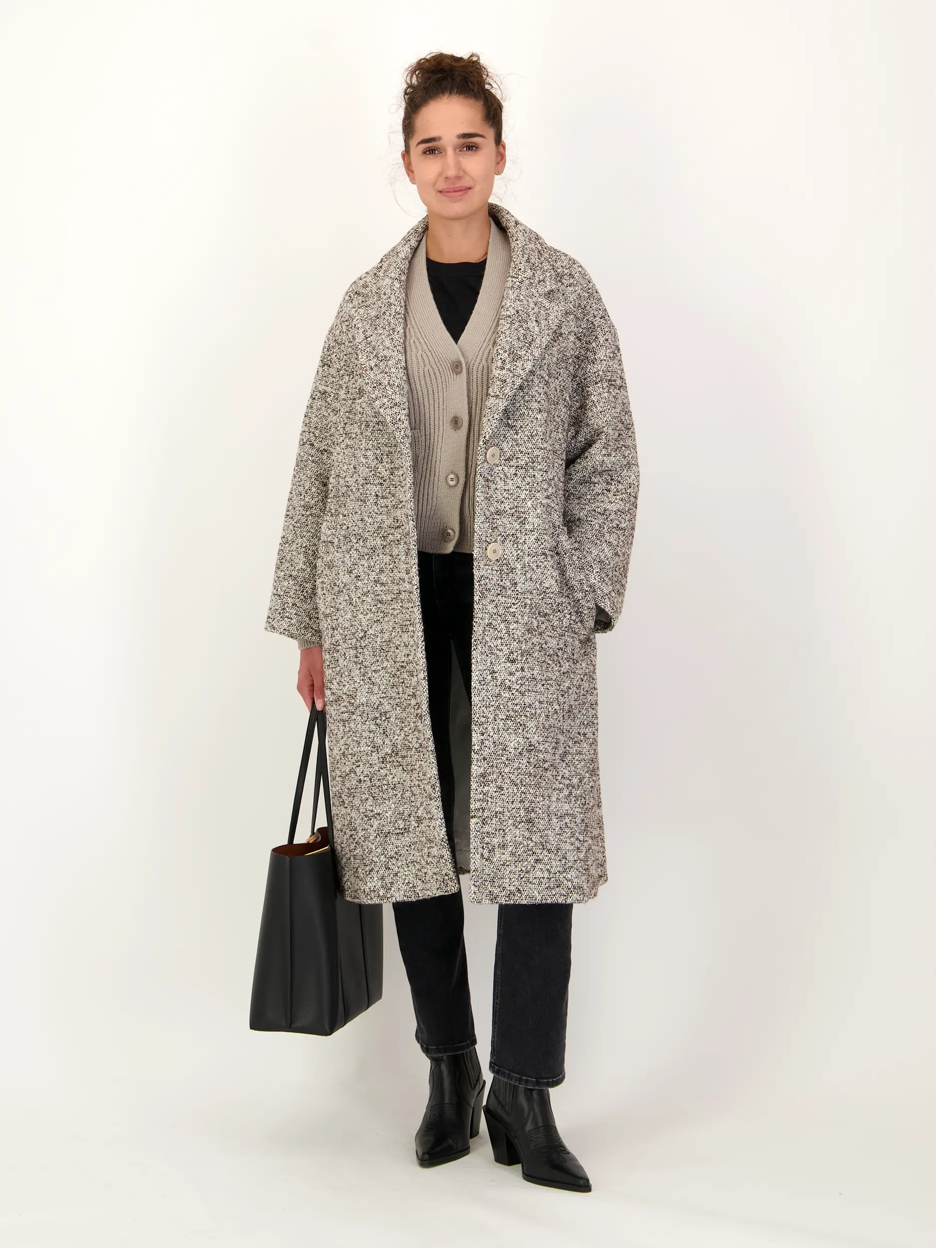 Mantel 'Nuthall' aus Bouclé - Artikel Teil eines Outfits getragen von einem Modell - Farbe: Beige