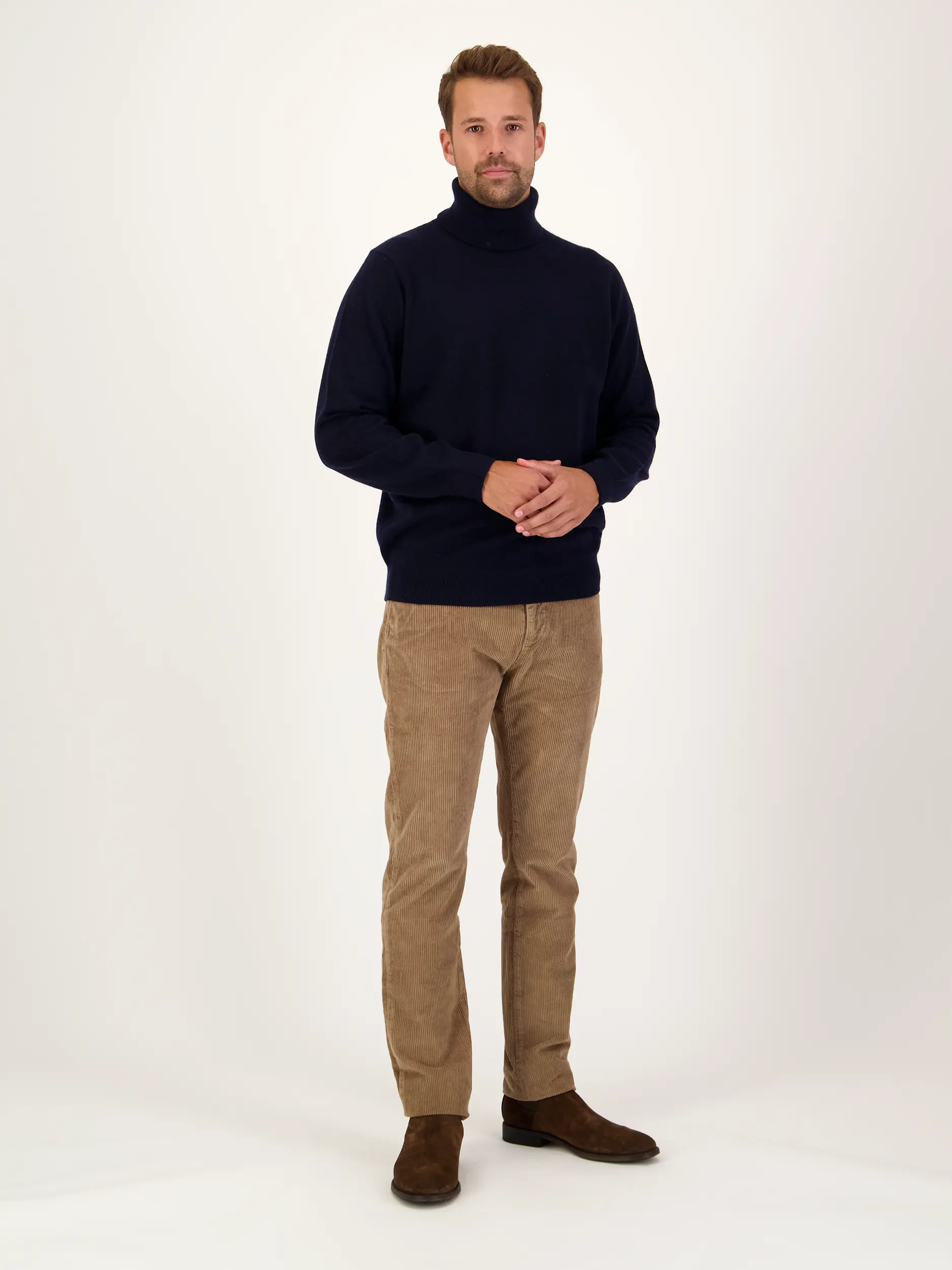 Rollkragenpullover aus Kaschmir langarm - Artikel Teil eines Outfits getragen von einem Modell - Farbe: Blau